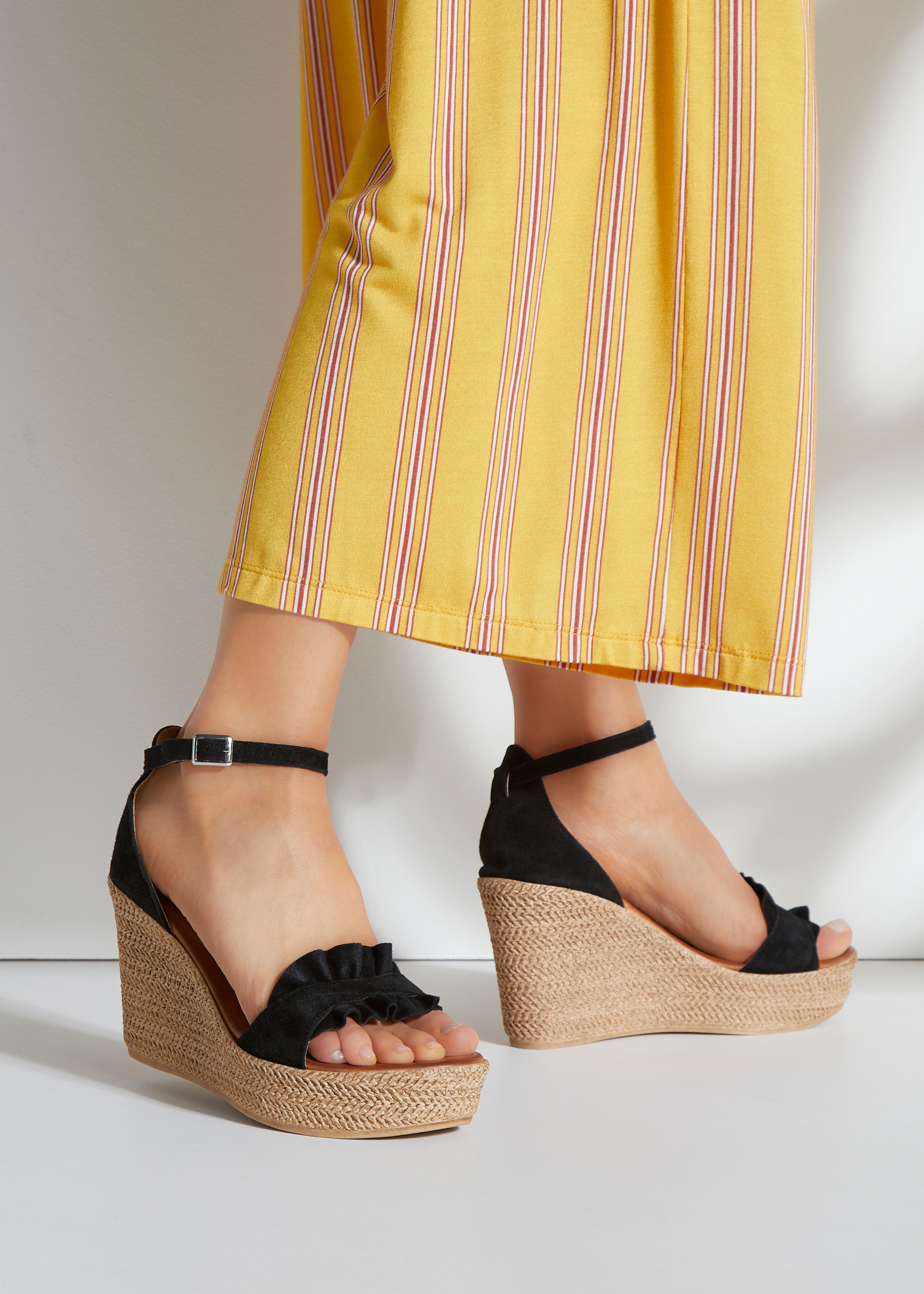 LASCANA Sandalette »Sommerschuh«, Sandale, Sommerschuh aus Leder mit Keilabsatz