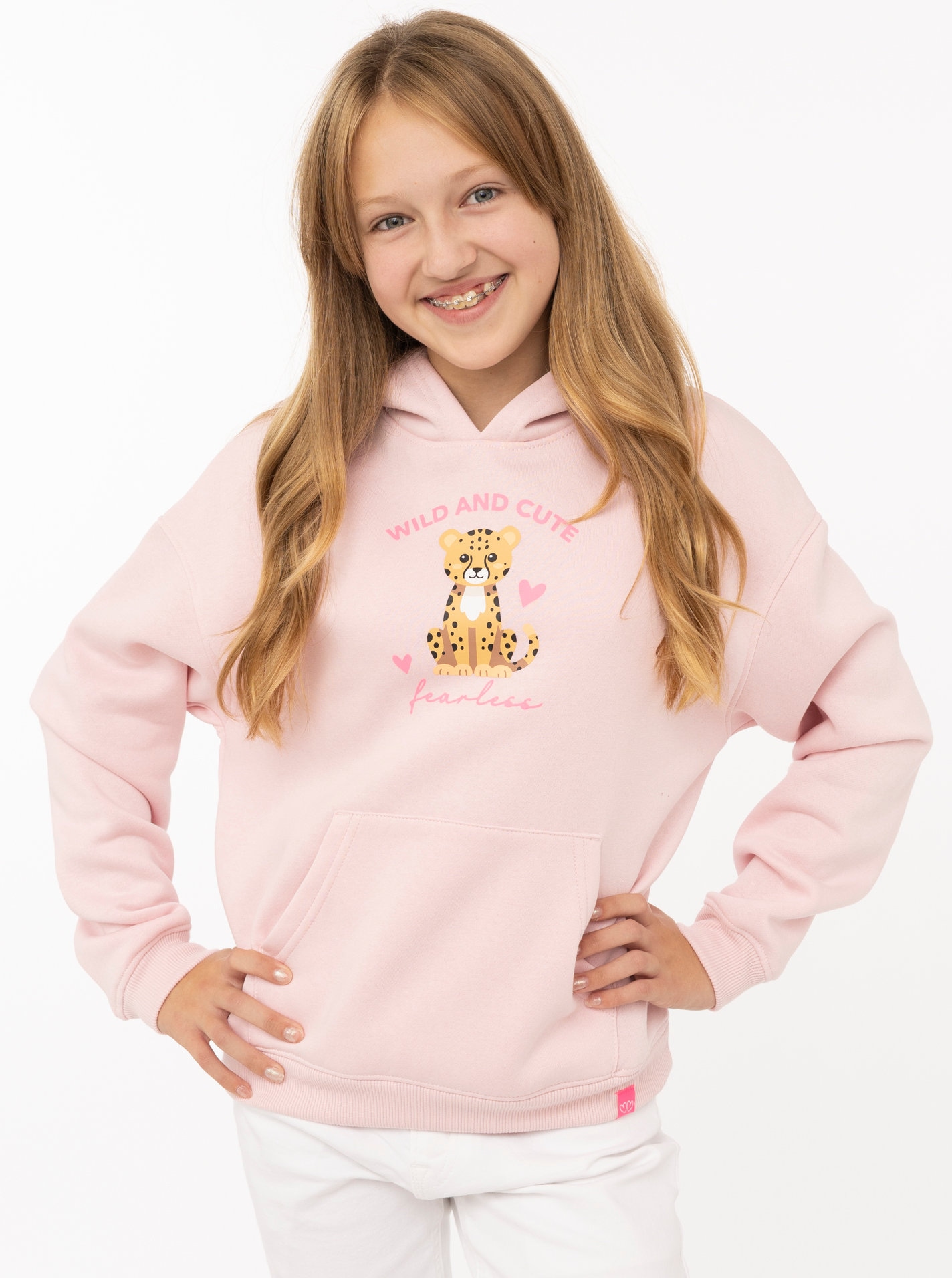 Image of Zwillingsherz Sweatshirt ""Wild and Cute"", Statement Schriftzug und Leopard, Kapuze, Kängurutasche