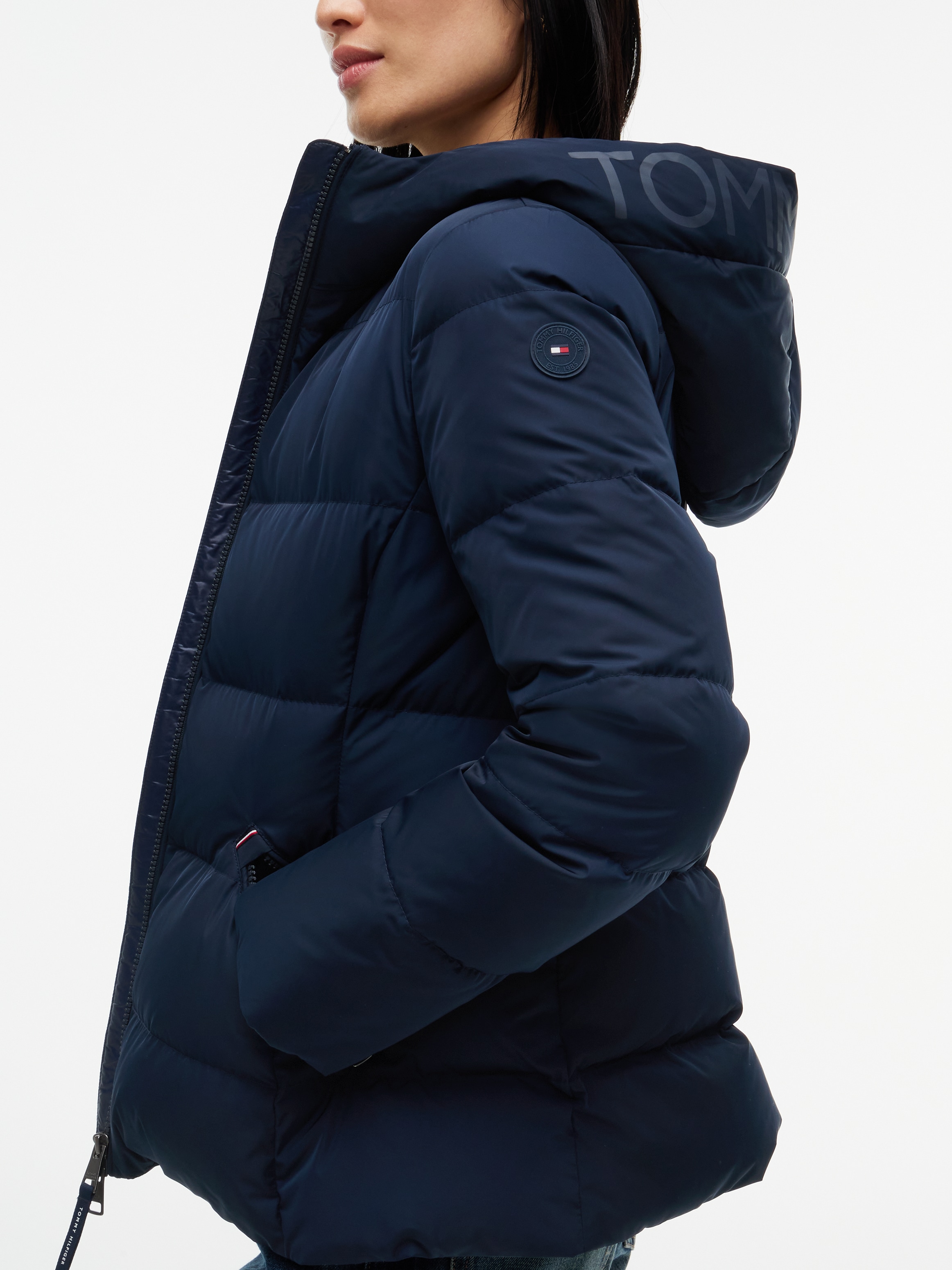Tommy Hilfiger Veste matelassée »DOWN BRANDED FITTED JACKET« avec capuche fibre synthétique