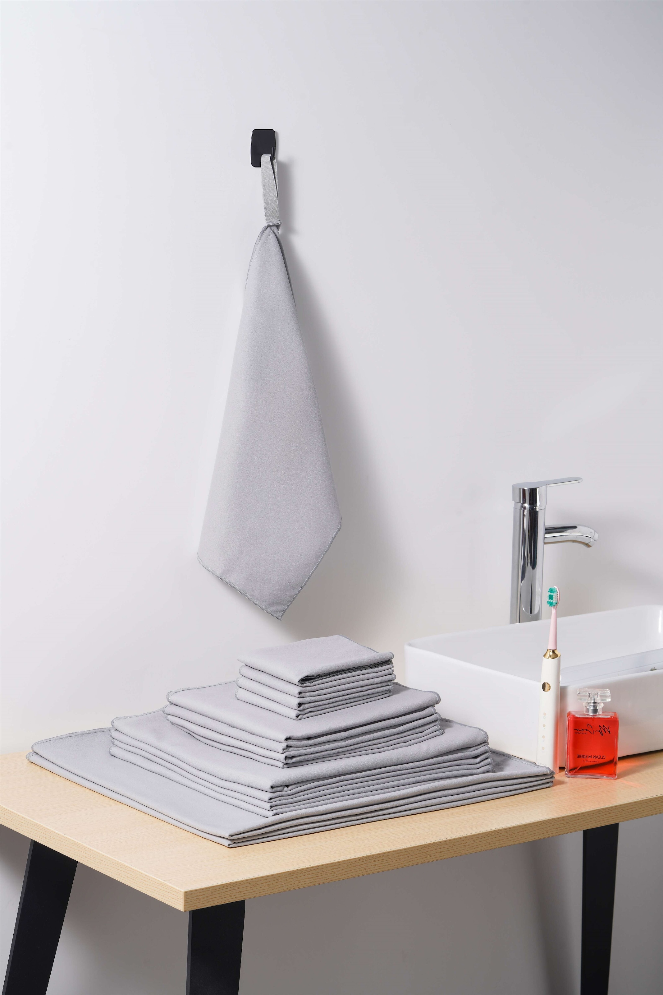 GOODproduct Handtücher »Leoa, diverse Grössen, Sporthandtuch, Reisehandtuch, Strandtuch« sehr leicht, kompakt, schnelltrocknend, Mikrofaser mit Kontrastnaht