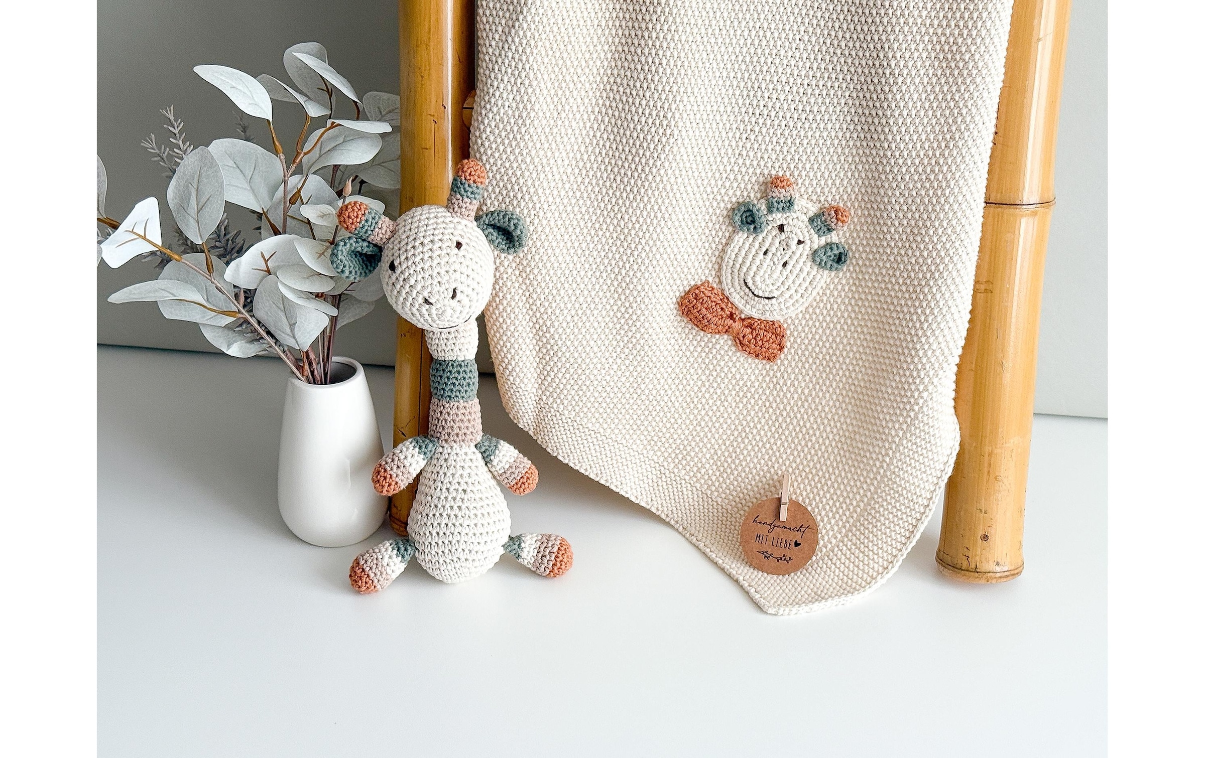   Neugeborenen-Geschenkset »Welcomebabybox Lio – Decke & Giraffe« 2 Stk. Kuschelige 2-teilige Geschenkbox für Babys