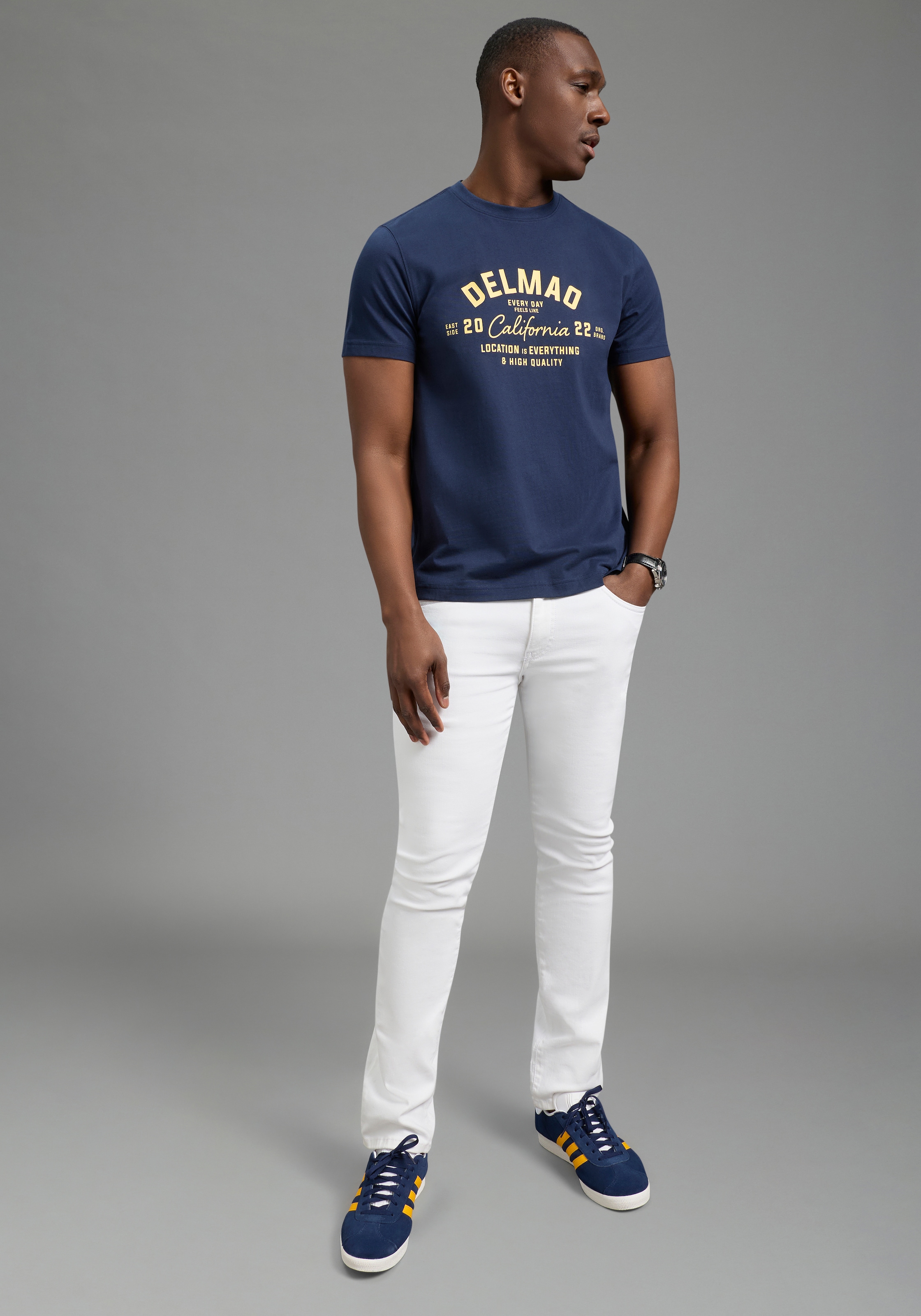 DELMAO Shirt à col rond »Neue Kollektion!« normale Passform, kurzarm, bedruckt, mit Rundhalsausschnitt