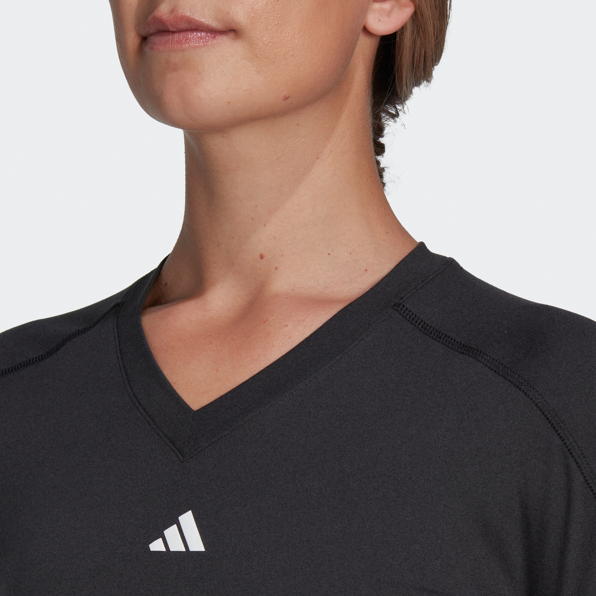 adidas Performance T-Shirt »TR-ES MIN T«, Trainingsshirt, feuchtigkeitsabsorbierend mit V Ausschnitt
