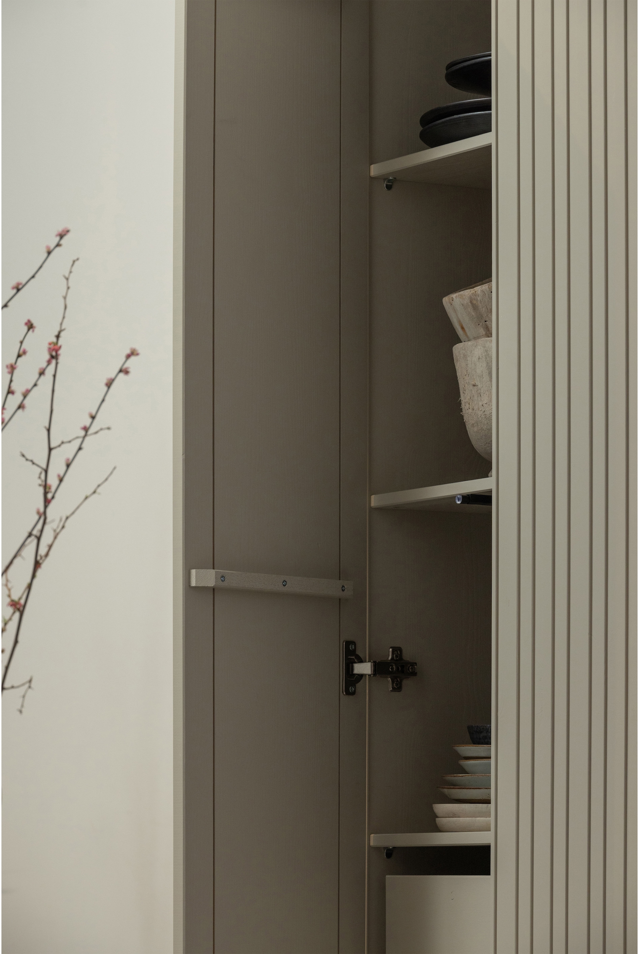 WOOOD Armoire vestiaire »New Gravure, Mehrzweckschrank mit 5 Fächern« Haut meuble New Gravure de WOOOD avec rangement, style et système push-to-open