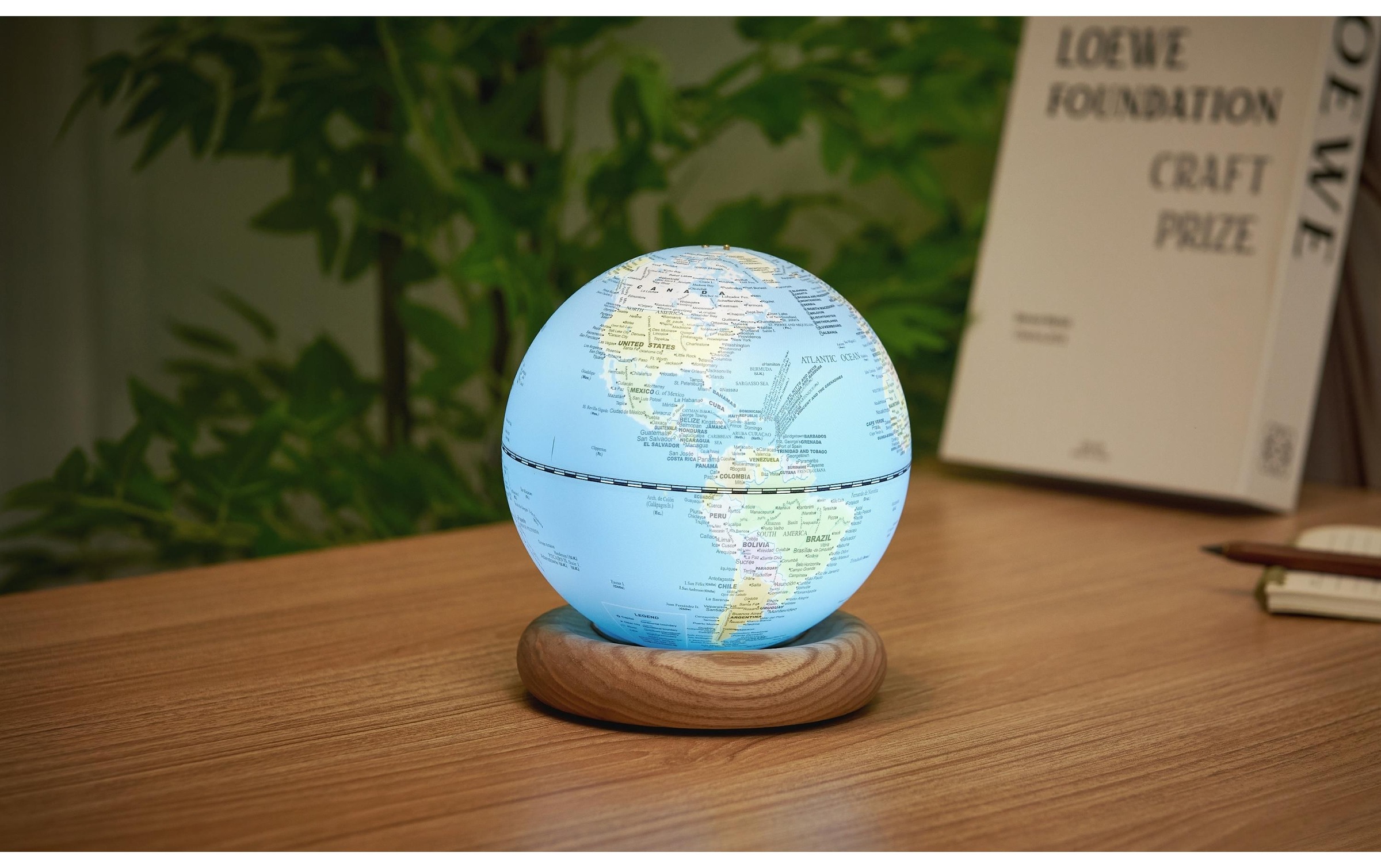 LED Dekofigur »AtlasGlobe 13 cm«, Holzart: Esche (China)