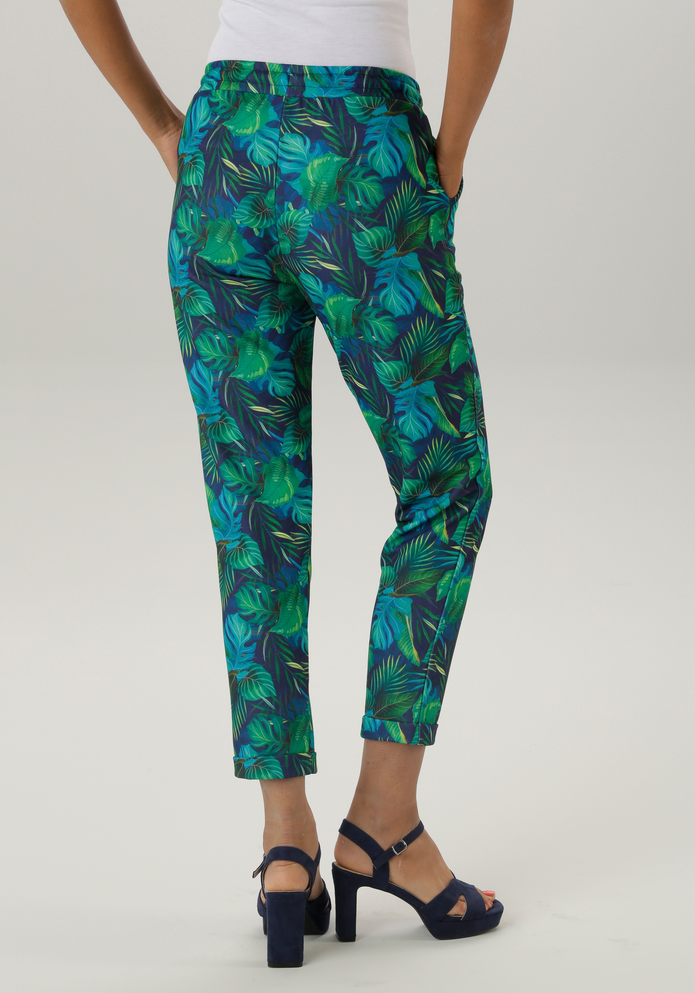 Aniston SELECTED Schlupfhose, mit grossflächigem und abstraktem Blättermuster