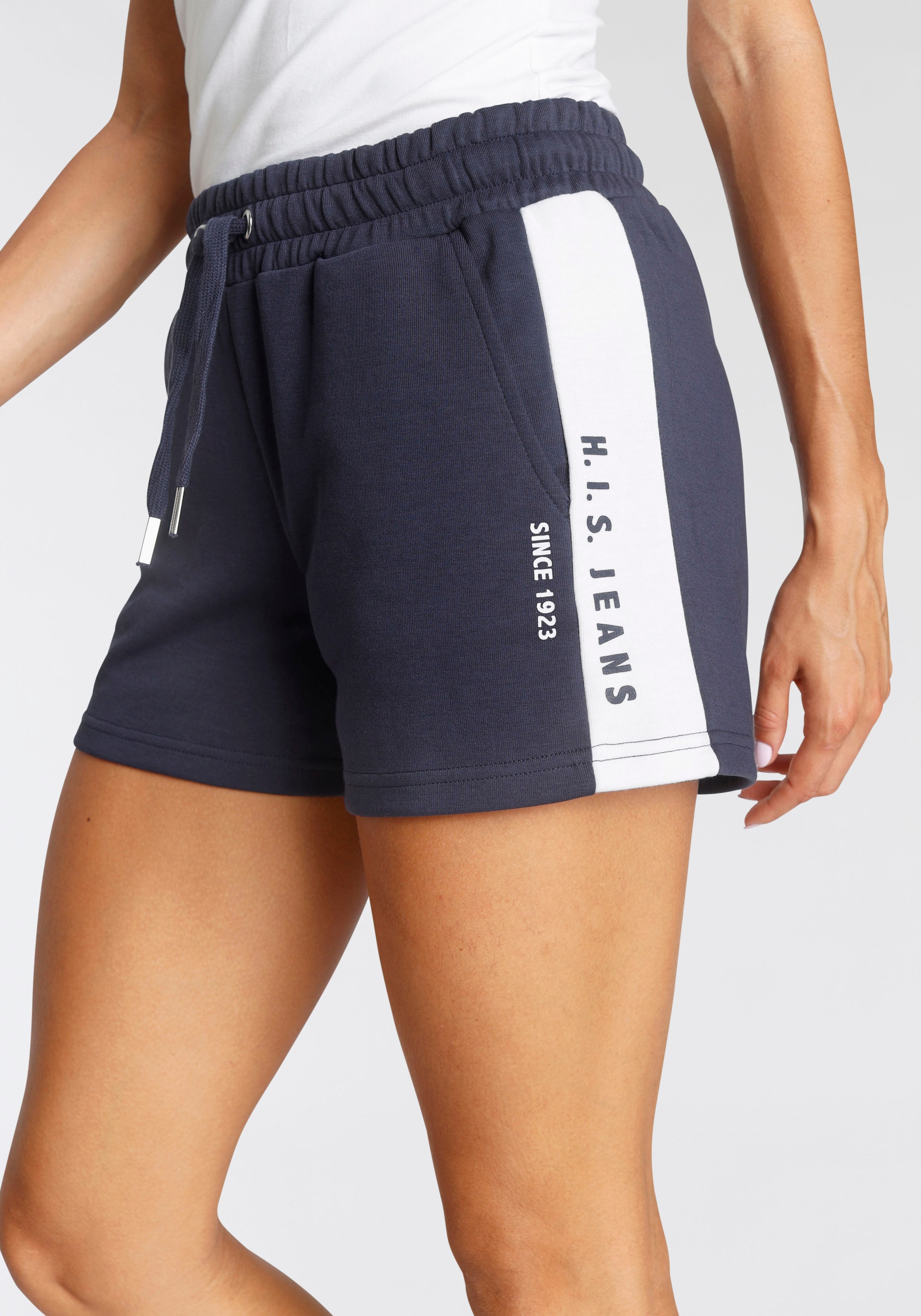 Shorts, mit weissem Seitenstreifen und Logodruck