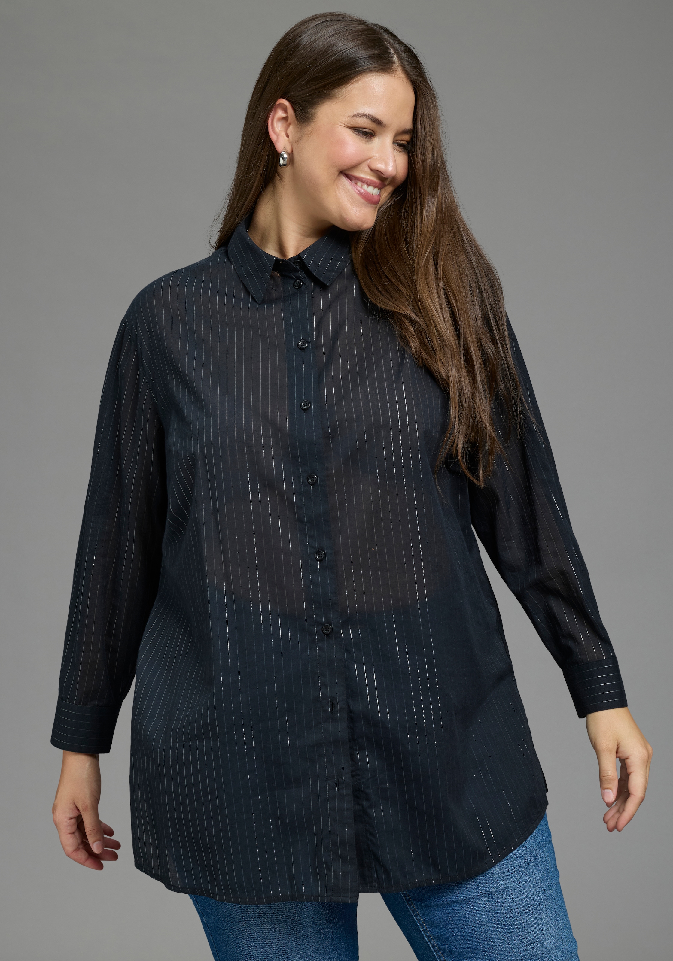 Image of Laura Scott CURVE Klassische Bluse "Grosse Grössen" aus Baumwolle, mit feinem silberfarben glitzernden Nadelstreifenmuster
