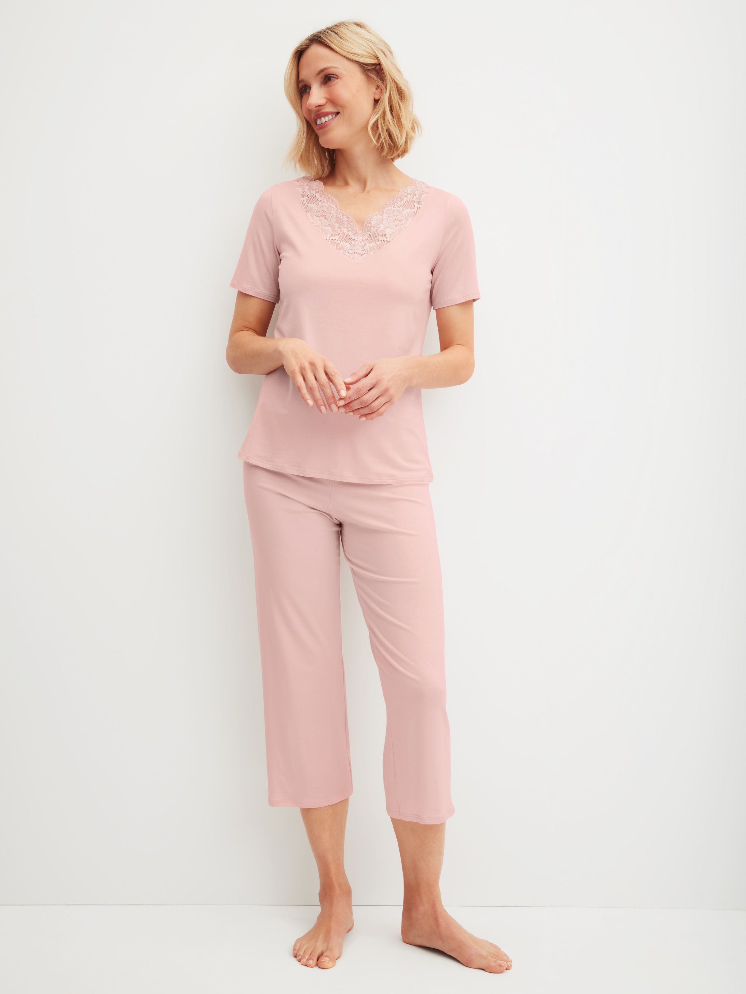 Image of CALIDA Capri-Pyjama "Elegant Dreams" 2 aus weicher Single-Jersey-Qualität, 7/8-Hose, Spitze, Kurzarm