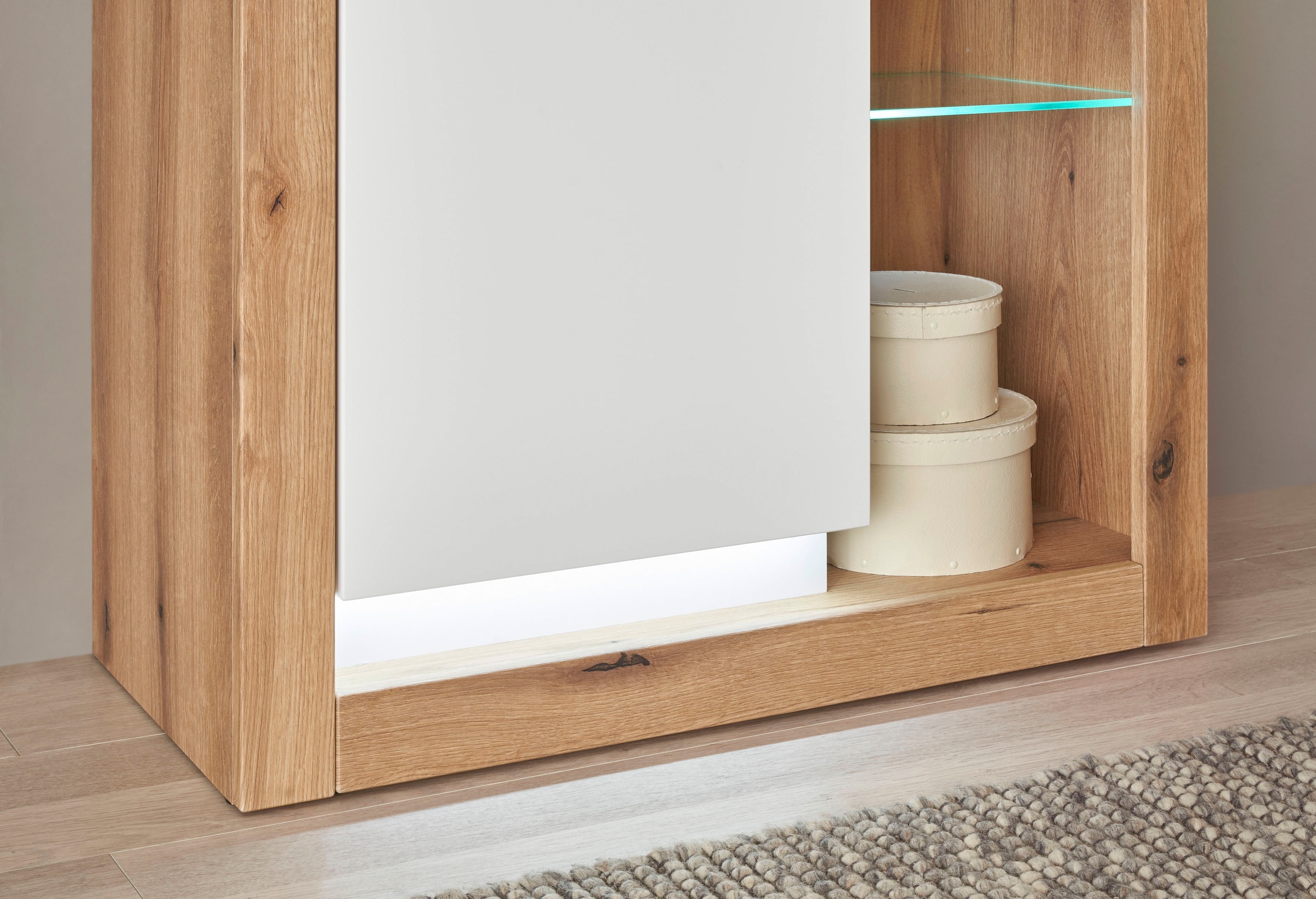 INOSIGN Vitrine »Brixen, Vitrinenschrank in Eiche Dekor, moderne Standvitrine«, Metallgriffe, ausreichend Stauraum, vielseitig einsetzbar, 80 cm breit