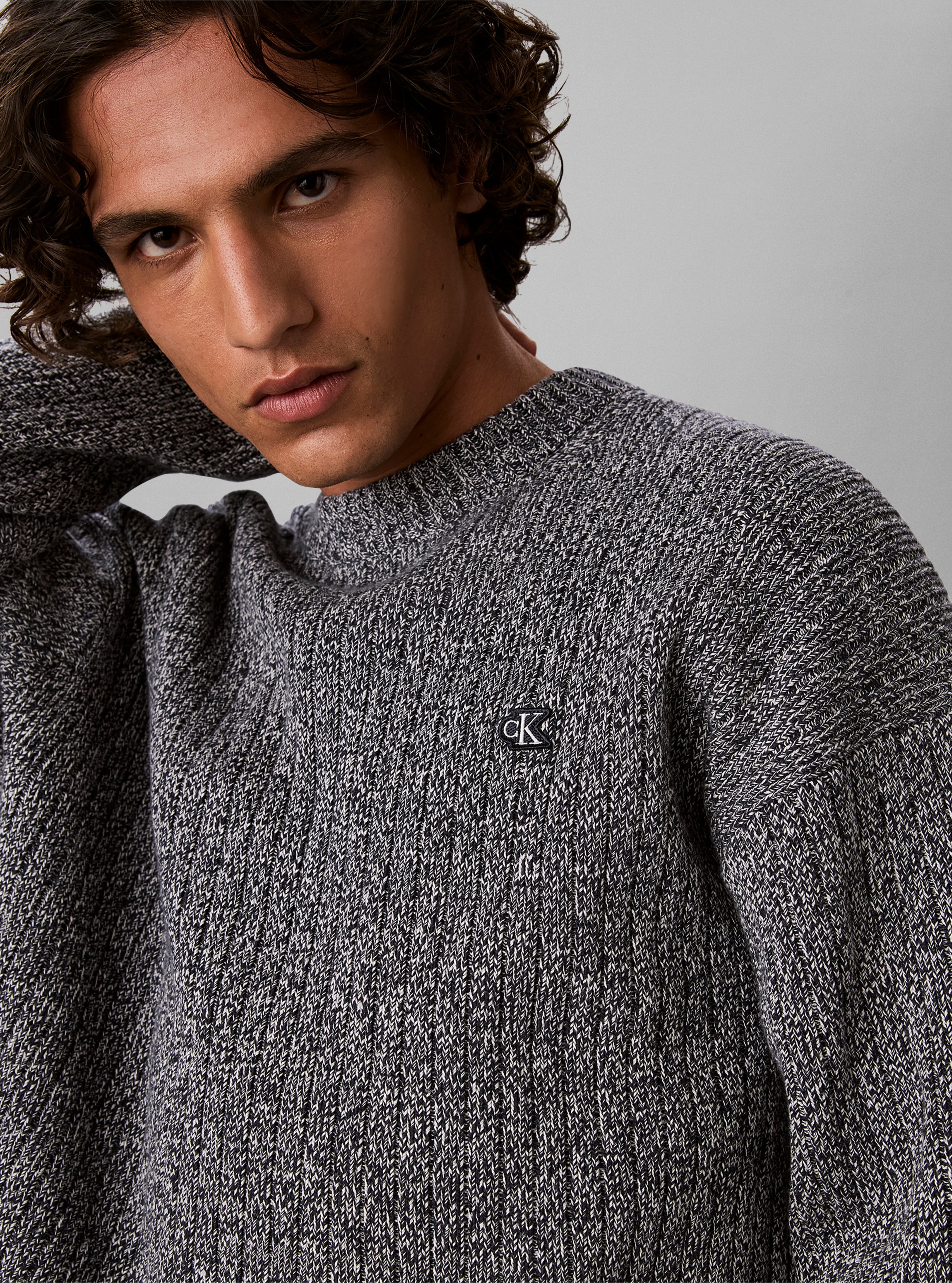 Calvin Klein Jeans Pull en tricot Tricot côtelé, coupe régulière, broderie de logo