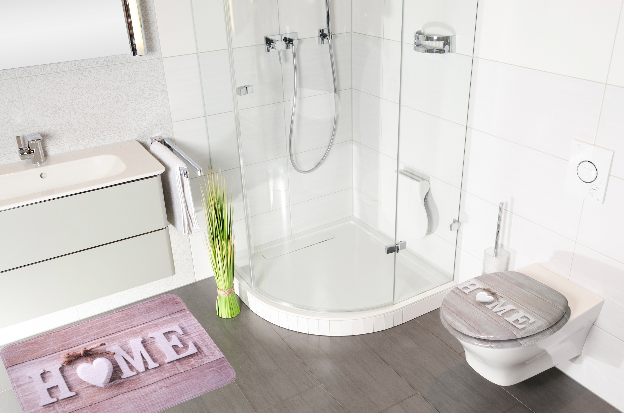 Sanilo Set d'accessoires de salle de bain »Home« bestehend aus WC-Sitz, Badteppich, Stöpsel, Seifenspender, WC-Bürste