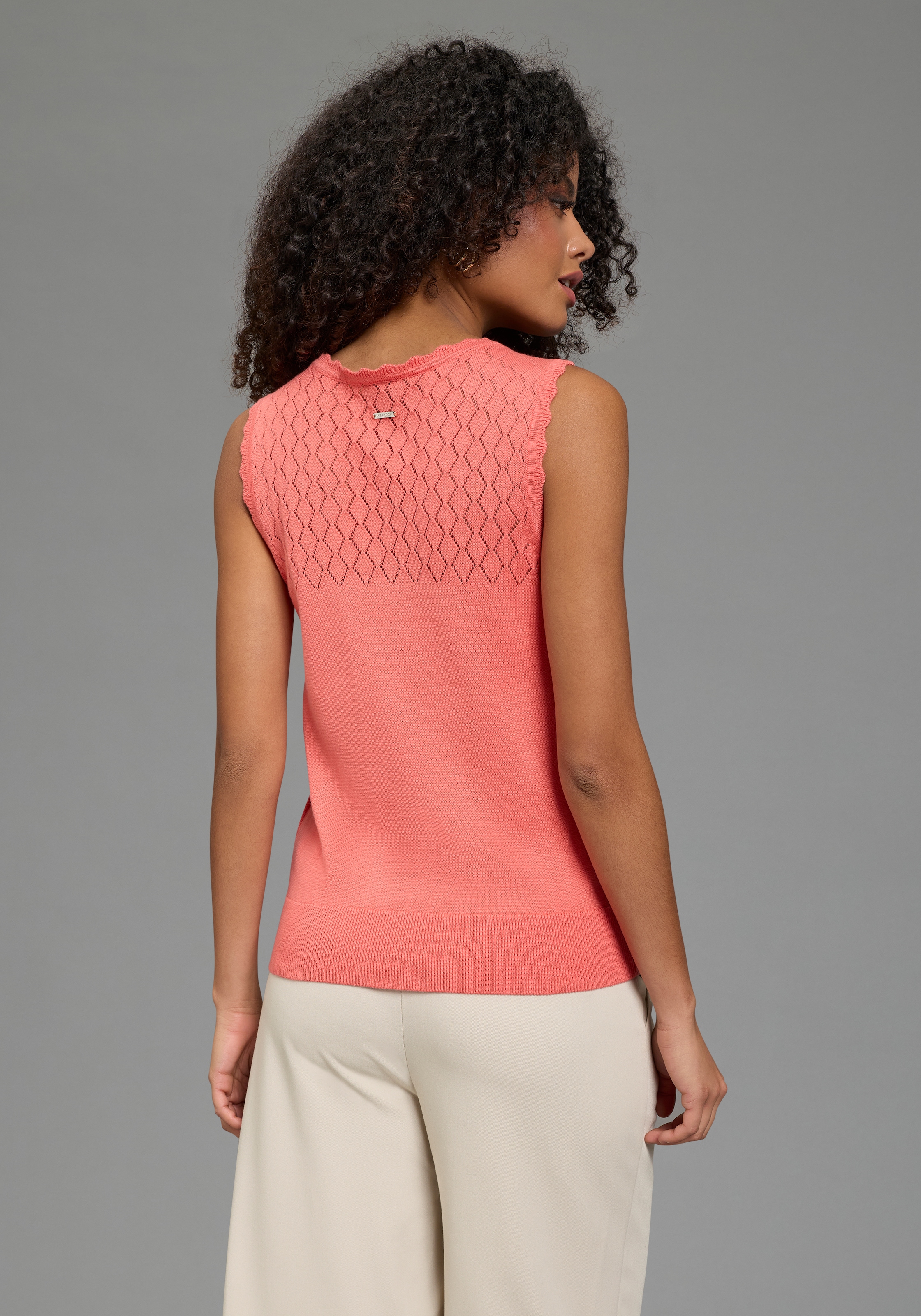 Laura Scott Top en tricot mit modernem Lochstrick und femininer Wellenkante