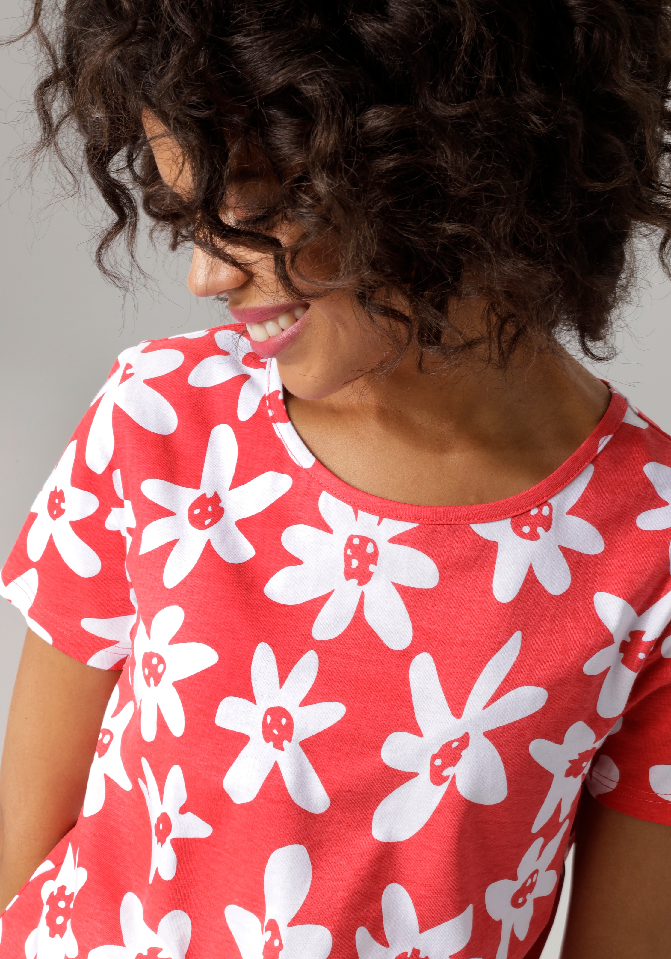 Aniston CASUAL T-Shirt, allover mit bunten Blüten bedruckt