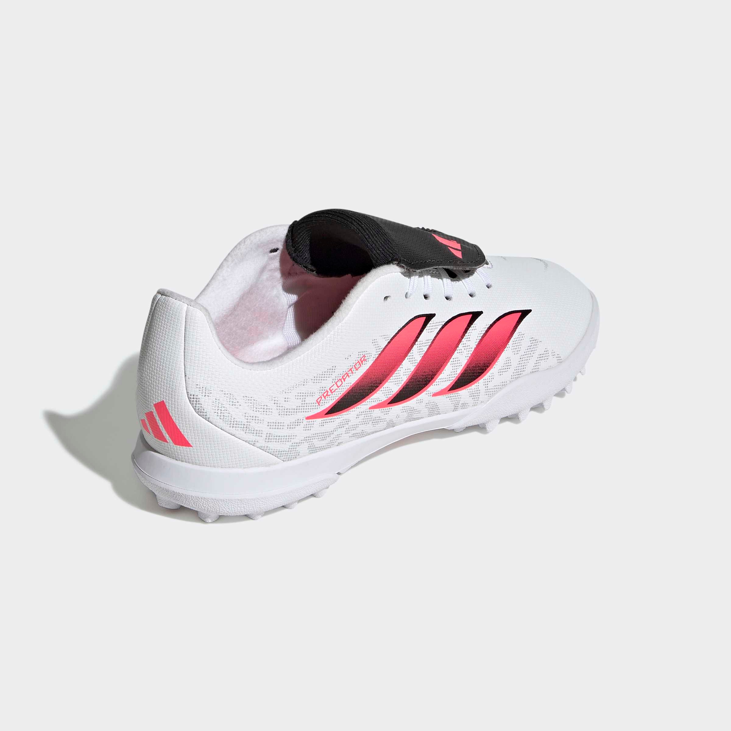 adidas Performance Chaussure de football »PREDATOR CLUB KIDS , HYBRIDRASEN, UMSCHLAGBARE ZUNGE«  pour enfants et adolescents