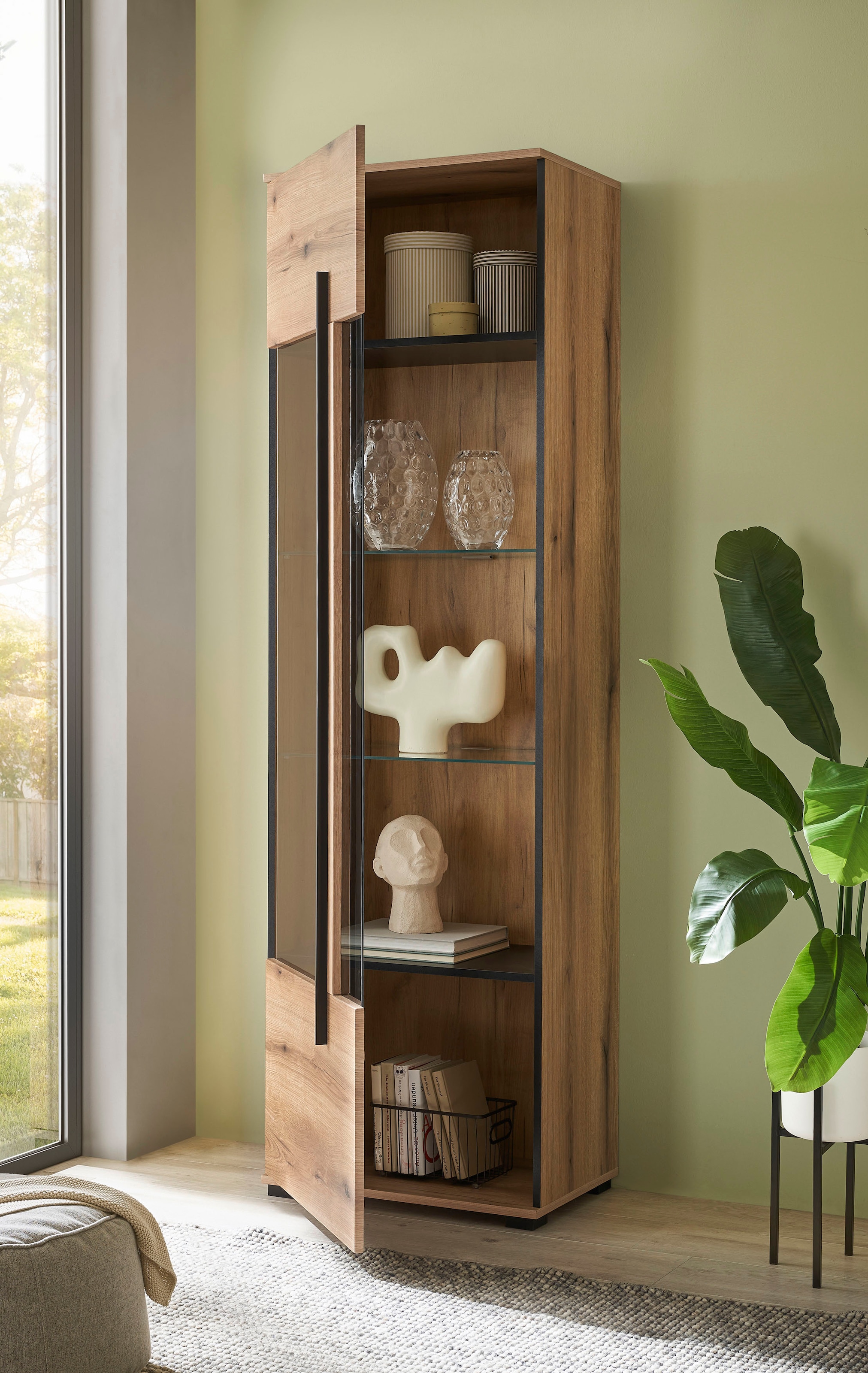 INOSIGN Vitrine »Cantara, Vitrinenschrank in Eiche Evoke oder weiss, Standvitrine«, schwarzer Stangengriff, ausreichend Stauraum, vielseitig einsetzbar