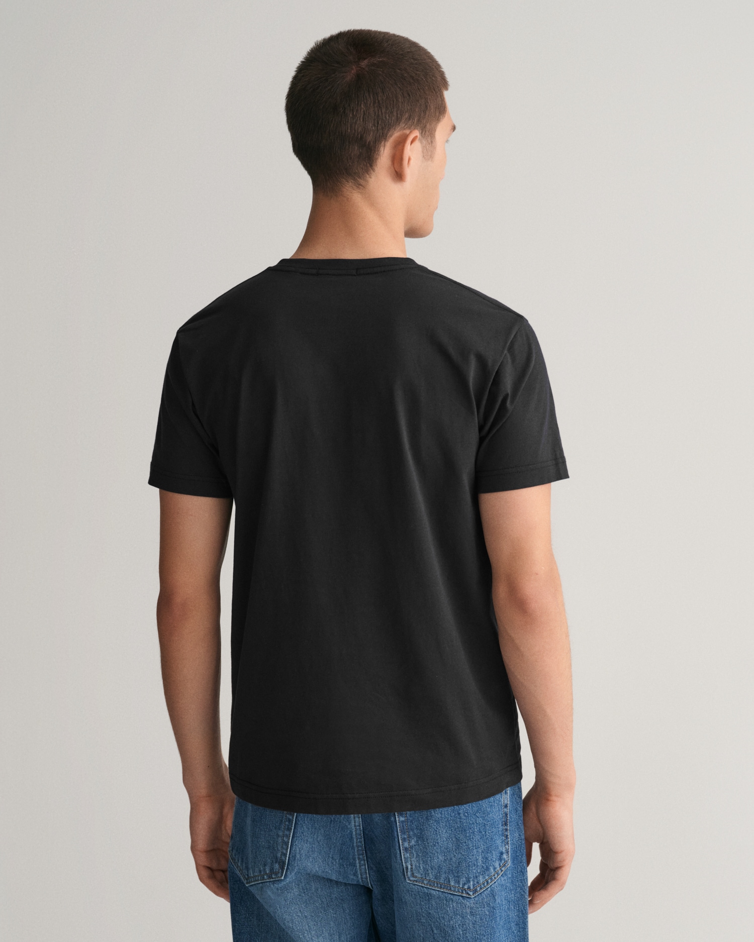 Gant T-Shirt »SLIM SHIELD V-NECK T-SHIRT«, mit einer kleinen Logostickerei auf der Brust