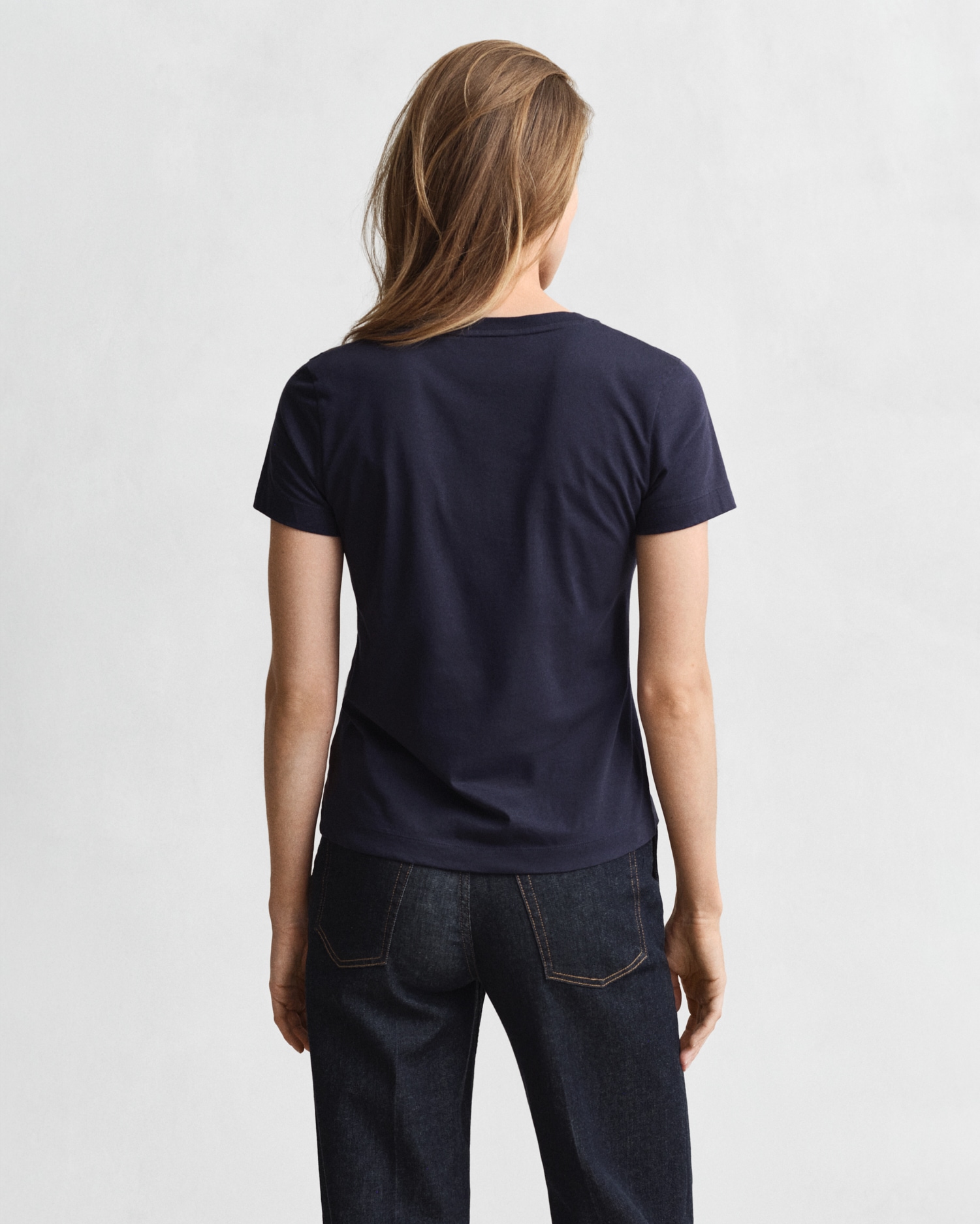 Gant T-Shirt »REG SHIELD KA V-NECK T-SHIRT« mit einer kleinen Logostickerei auf der Brust