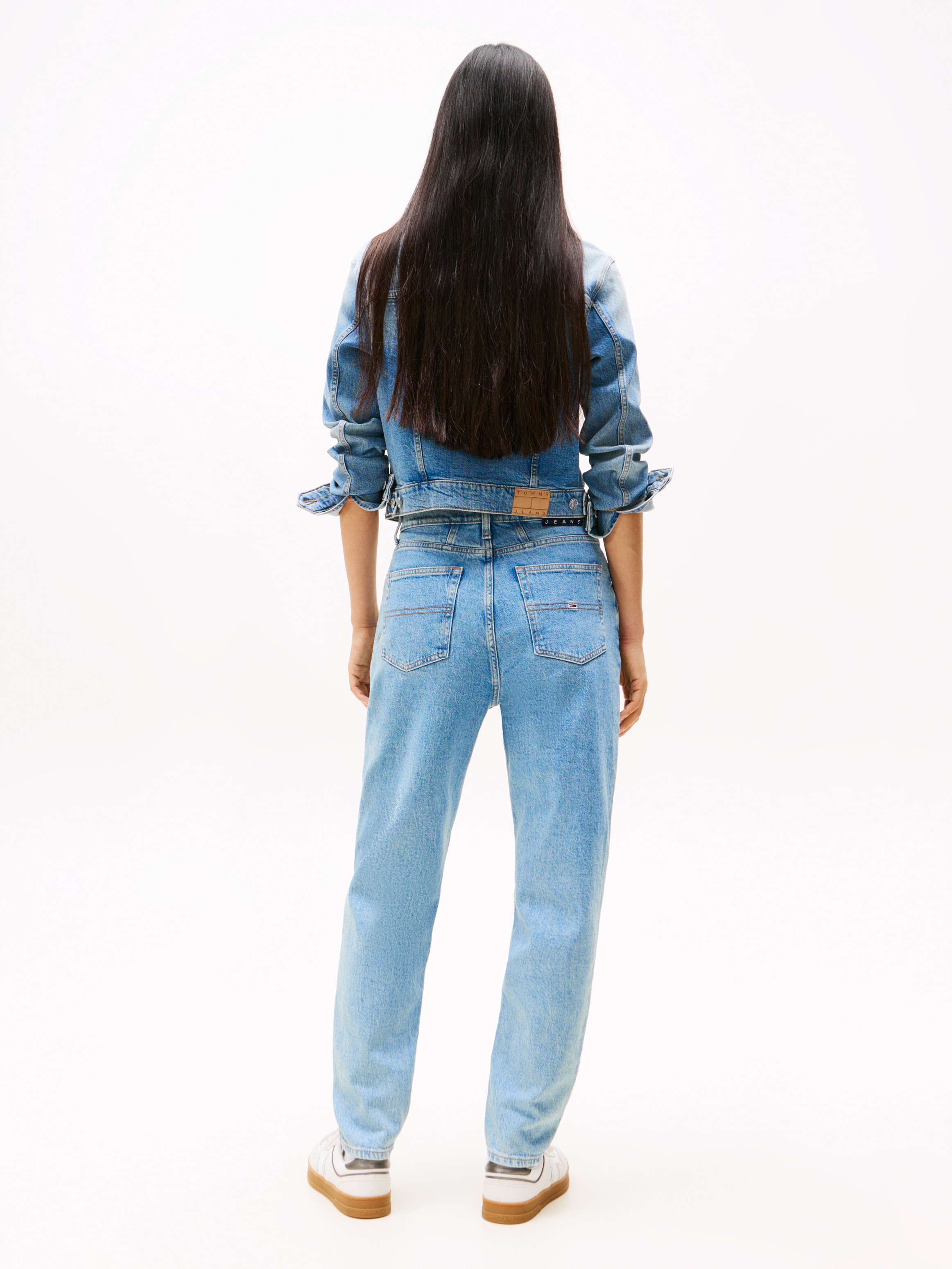 Tommy Jeans Tapered-fit-Jeans »High waist - Mom-Jeans Tapered«, Mit Tommy Hilfiger Logo-Flag auf der Gesässtasche