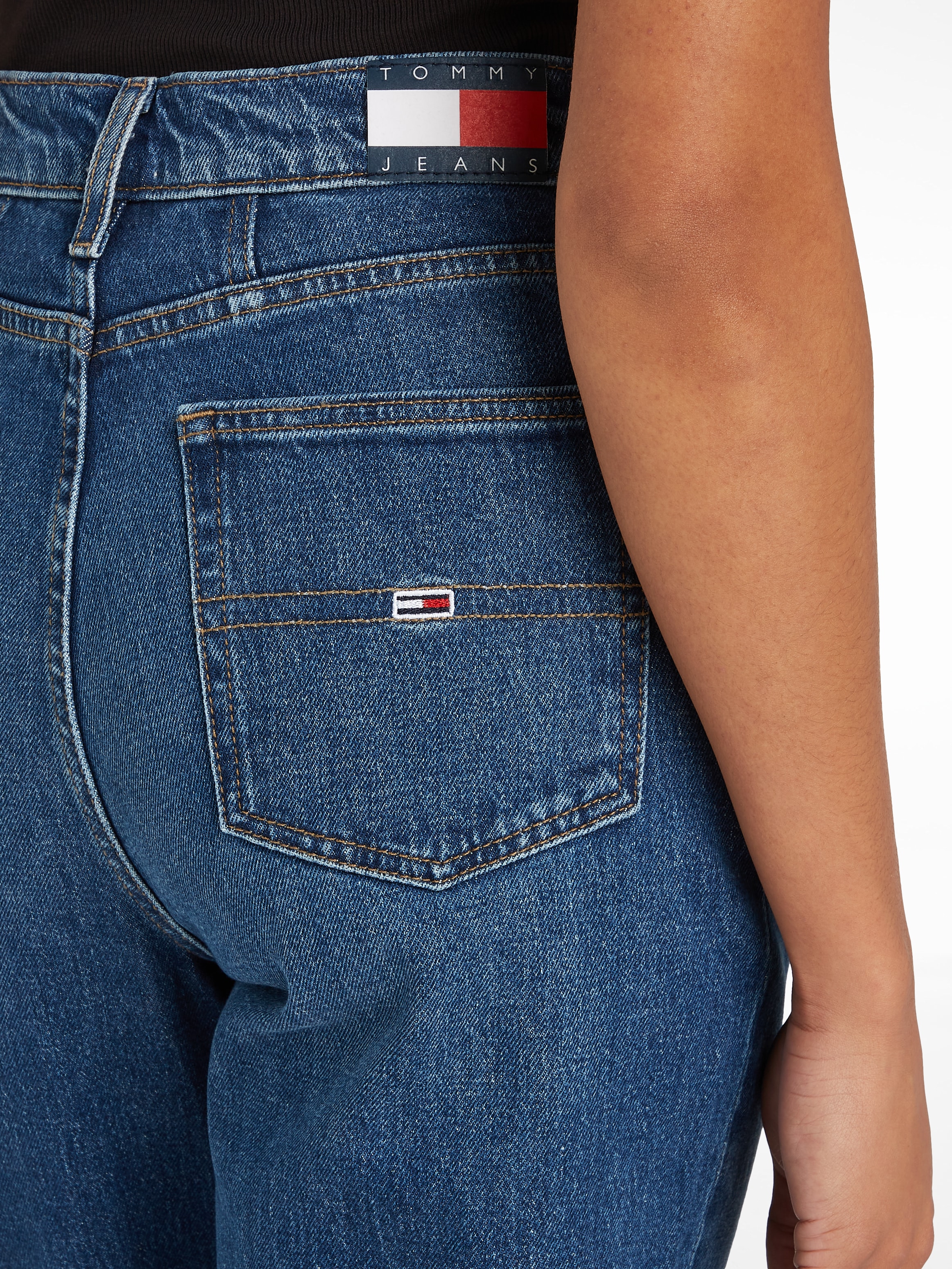 Tommy Jeans Mom-Jeans »Tommy Jeans - High waist - Mom-Jeans«, mit Logo-Badge und Stickereien