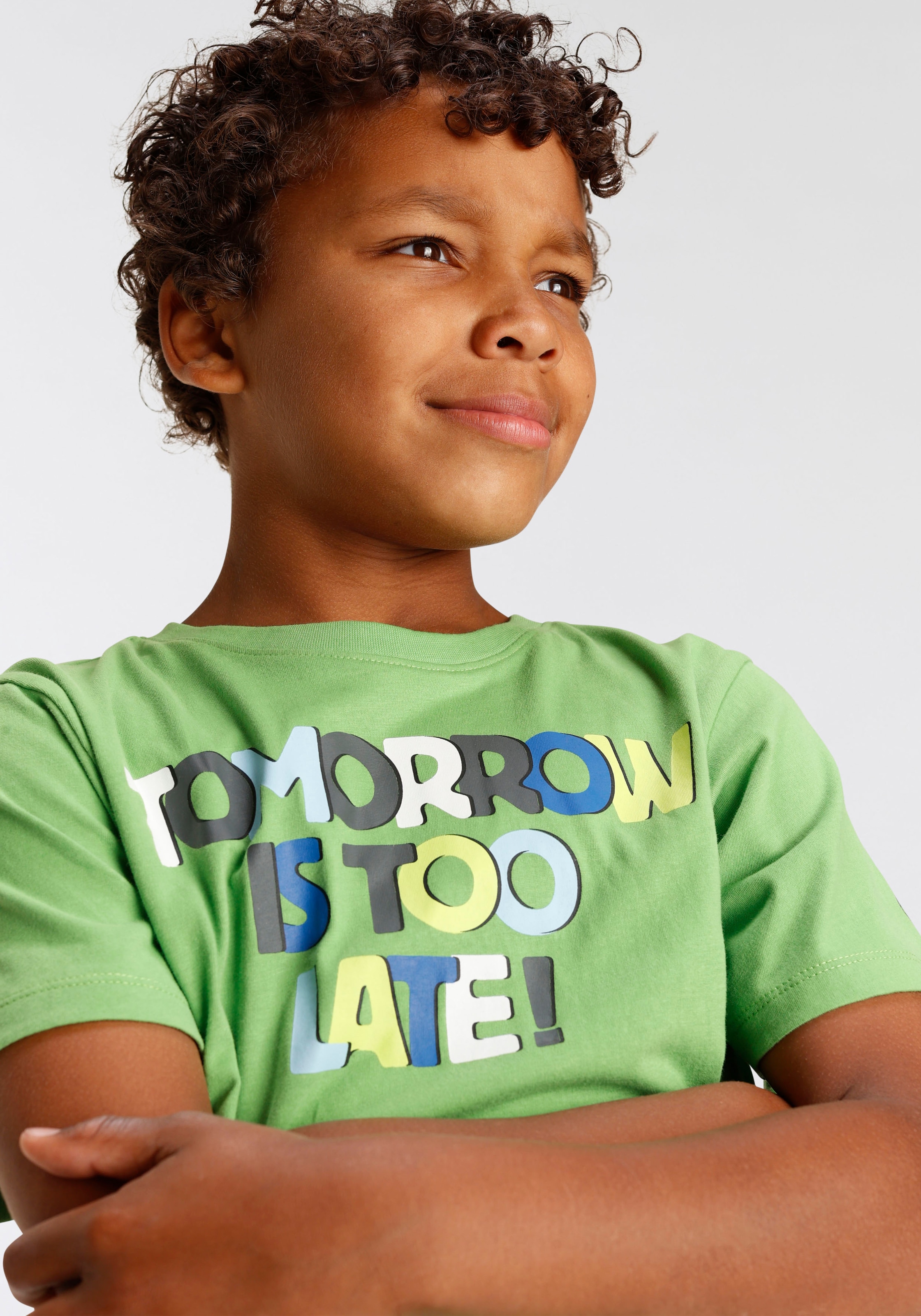 Trendige KIDSWORLD T-Shirt ohne shoppen LATE«, IS TOO Spruch »TOMORROW Mindestbestellwert