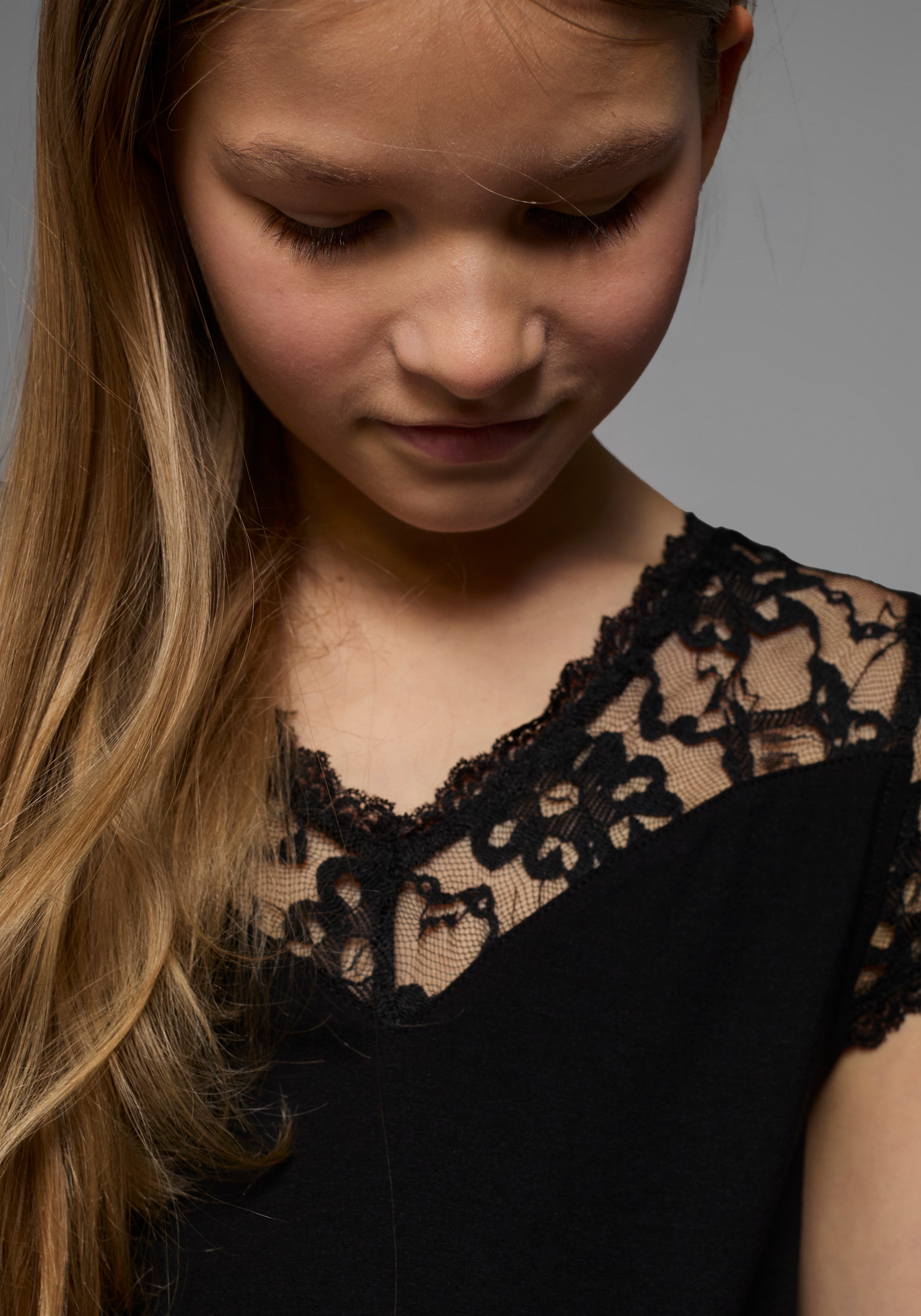 KIDSWORLD Jerseykleid »Viskose-Kleid mit Spitze«, Schöne Spitzen-Ausschitt