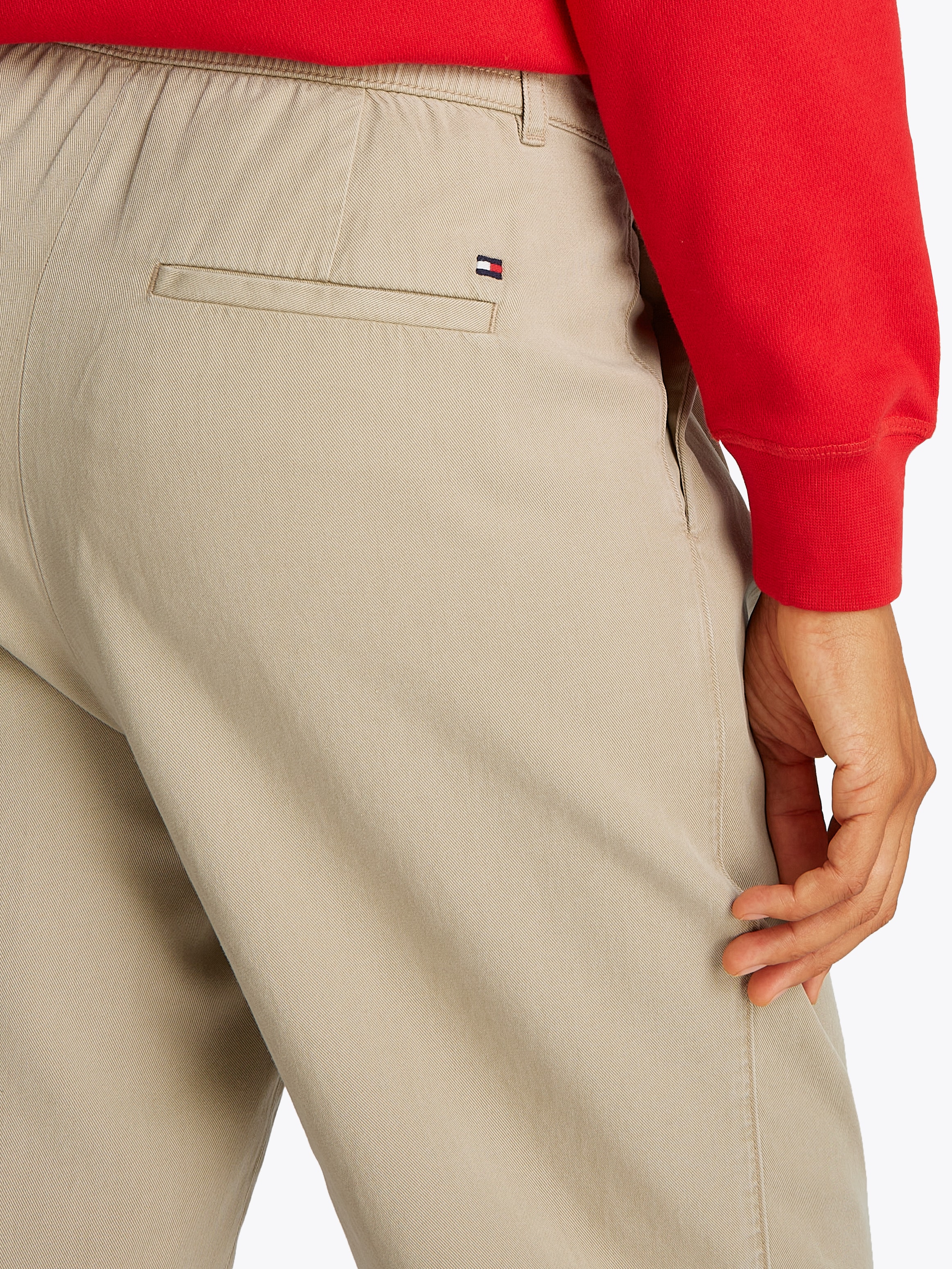 Tommy Hilfiger Chinohose »CO TENCEL RLXD STR PULL ON CHINO«, mit Logostickerei
