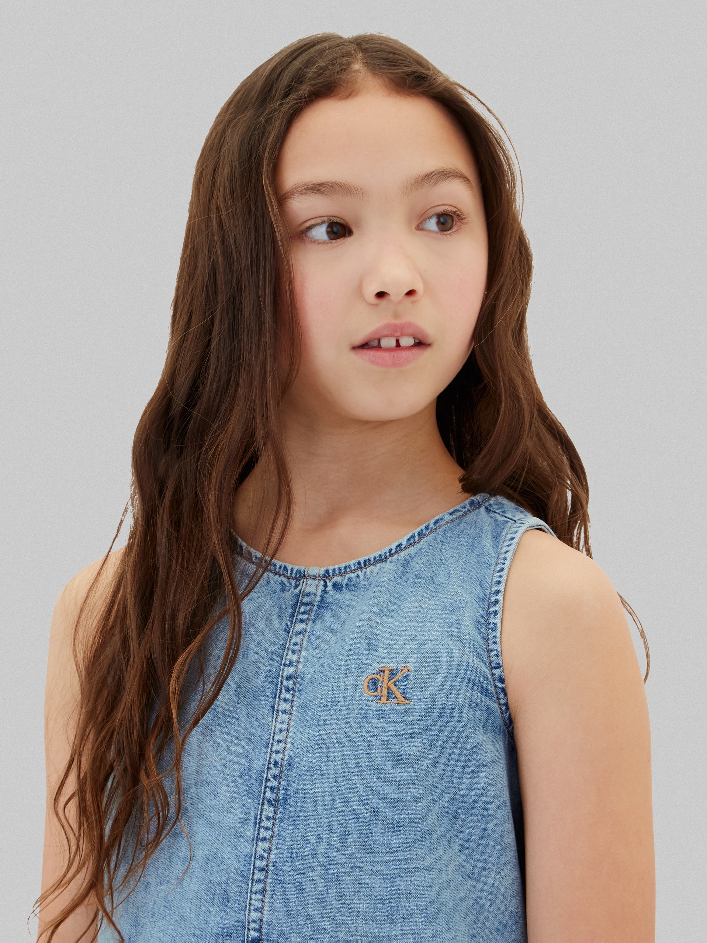 Calvin Klein Jeans Robe en jean »DENIM SLEEVELESS DRESS« Poches pour les mains Regular fit für Kinder mit Rundhalsausschnitt