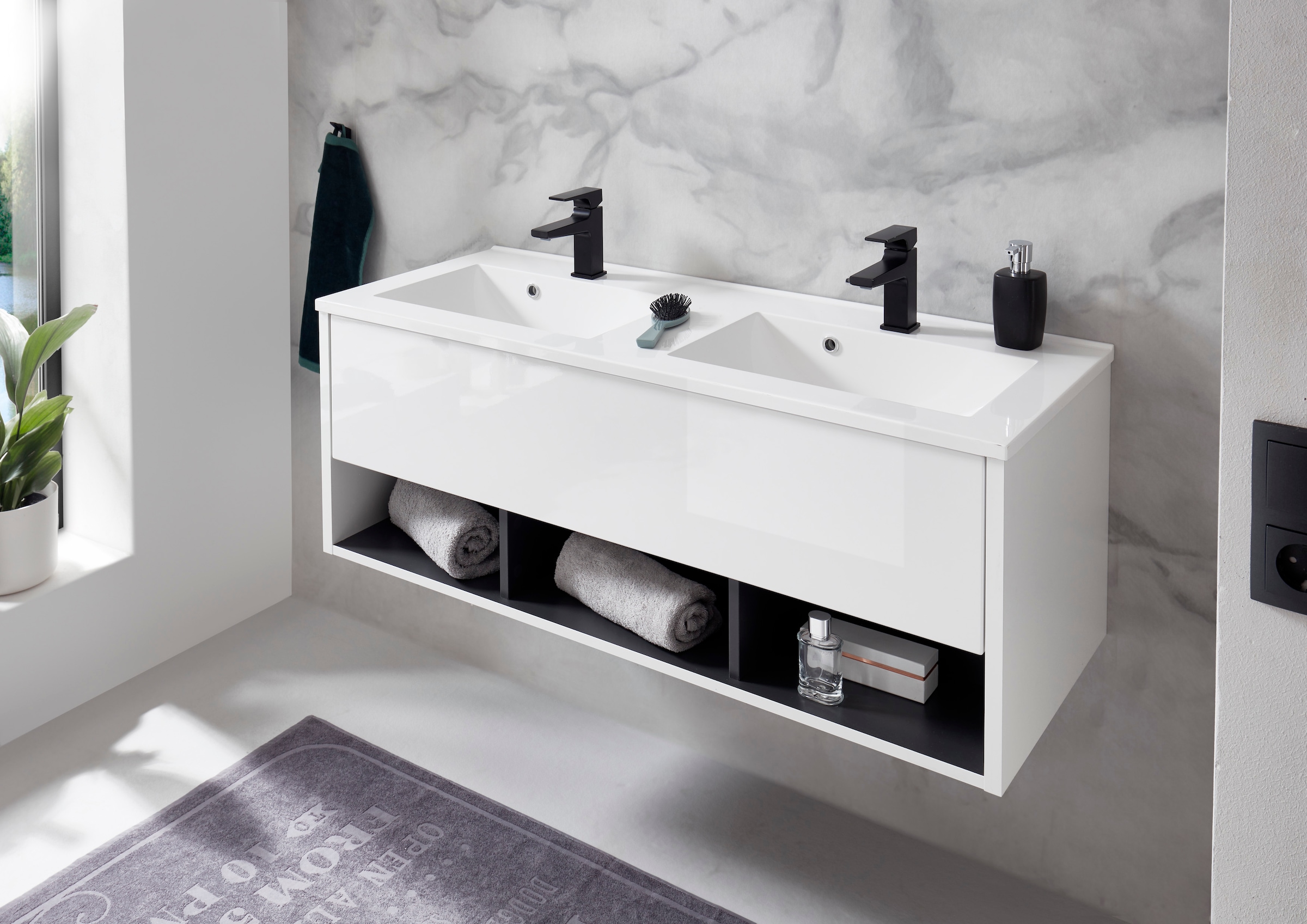 Places of Style Badmöbel-Set »Studio Line, Bad im modernen Design, 4-teiliges Badezimmer«, (4 St.), Schrank, Waschtisch und Spiegel, in zwei Farben verfügbar, Stauraum