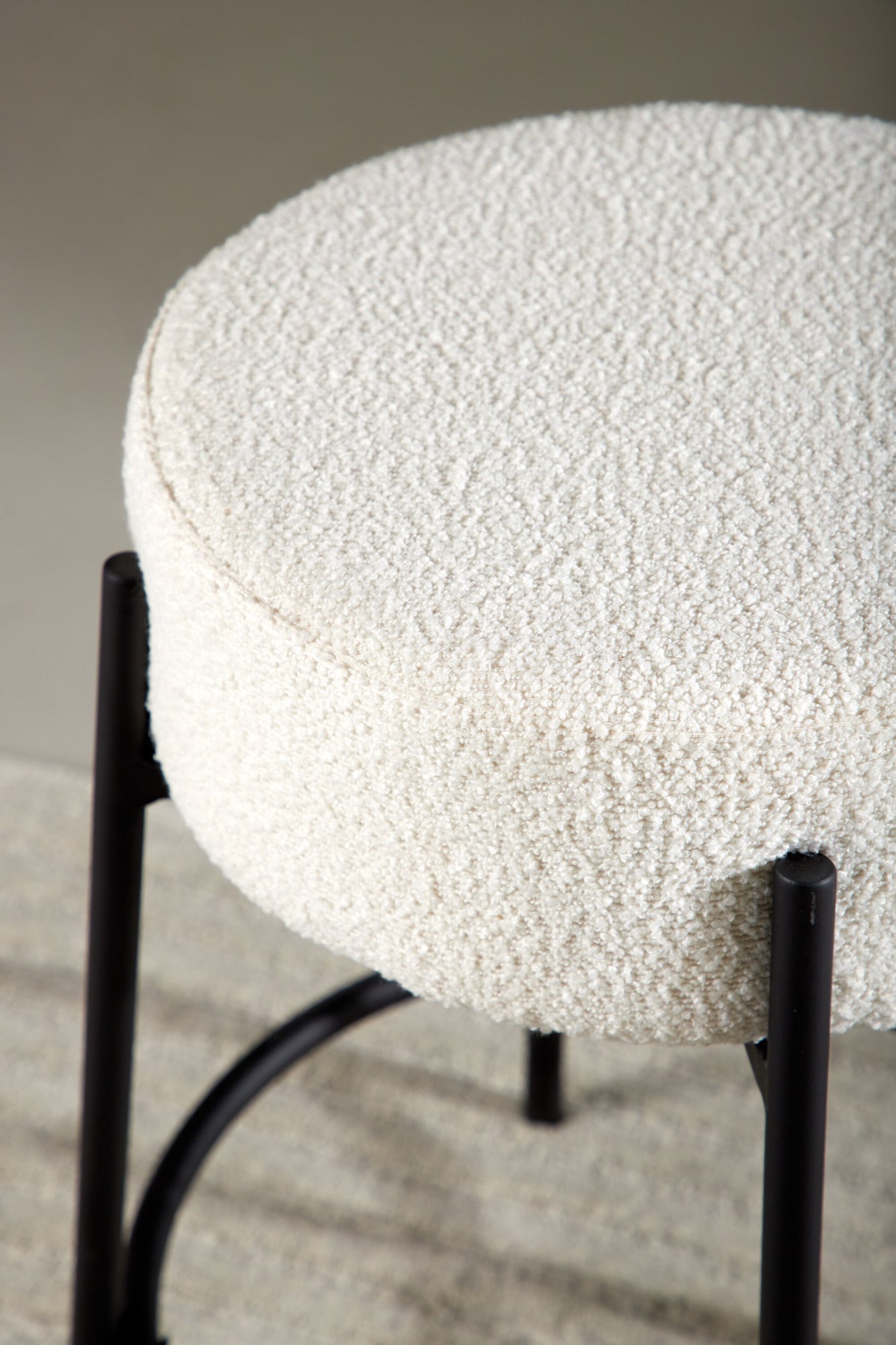Venture Home Tabouret de bar »Tucson, Barhocker in Bouclé, niedrige Sitzfläche, belastbar bis 150 kg« Tabouret de bar, revêtement bouclé, pieds en acier, repose-pieds, moderne