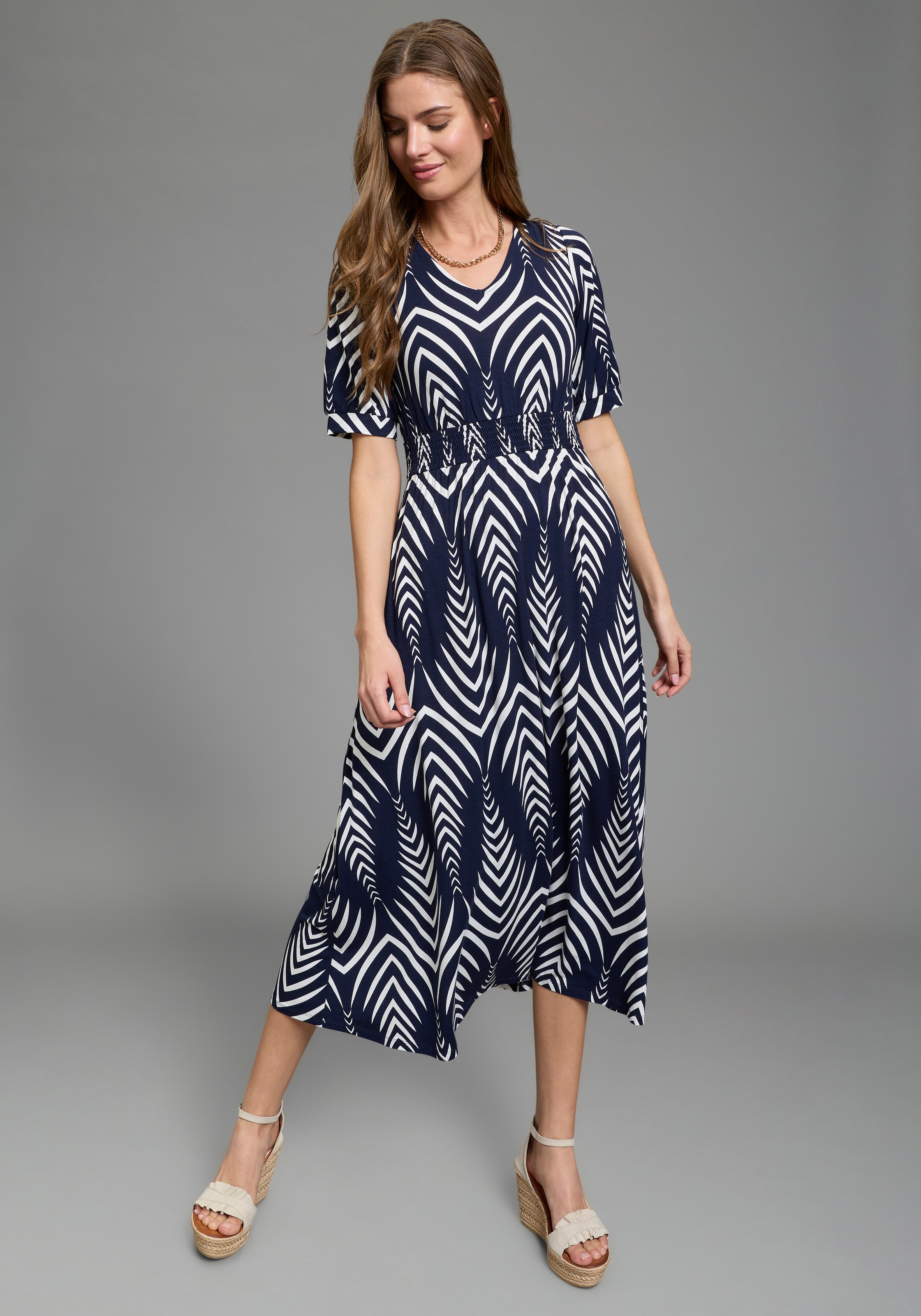 Image of Laura Scott Midikleid mit Ikat-Muster und Smok-Einsatz