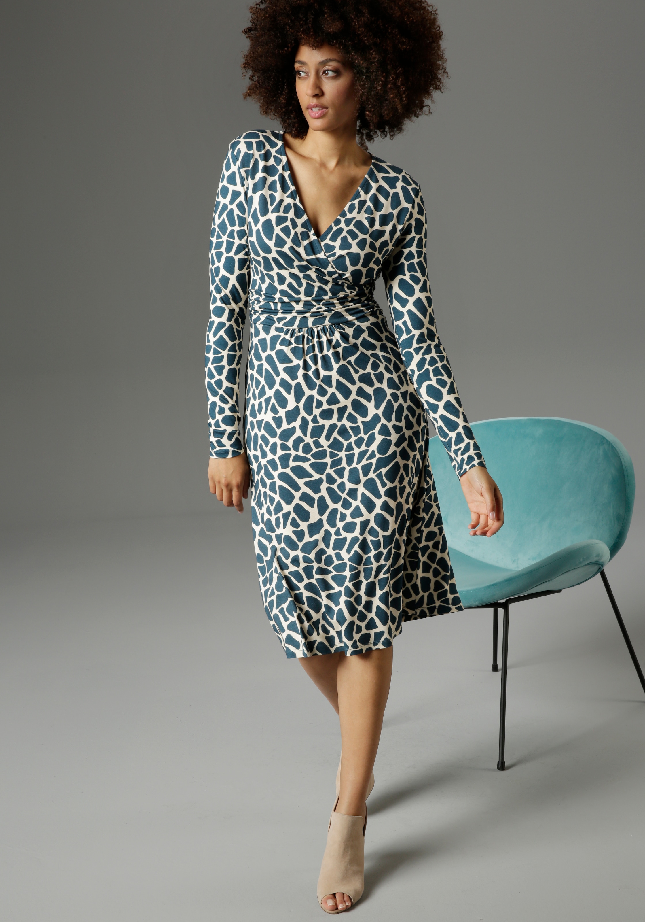 ♕ Aniston SELECTED Jerseykleid, auf farbigem versandkostenfrei mit animal-print