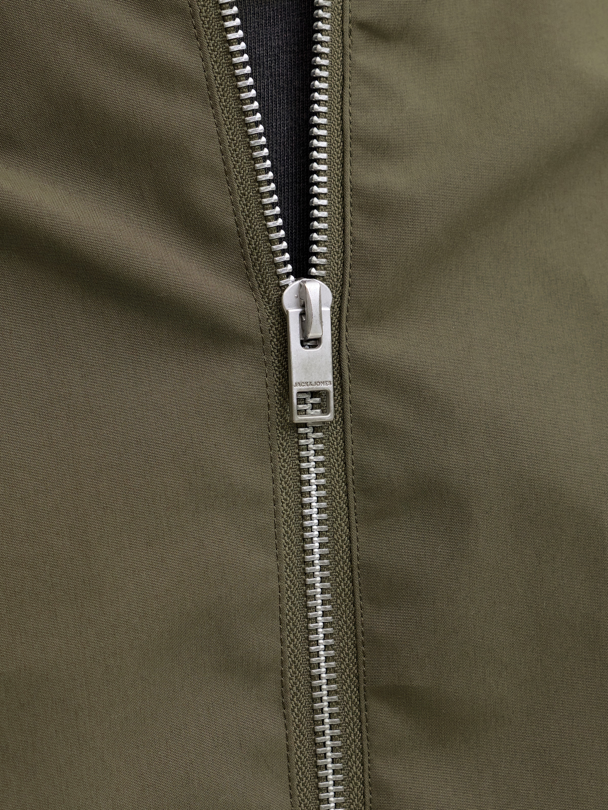 Jack & Jones Blouson »JJERUSH mit Stehkragen und Reissverschlusstaschen« sans capuche uni, tendance, coupe régulière, polyester