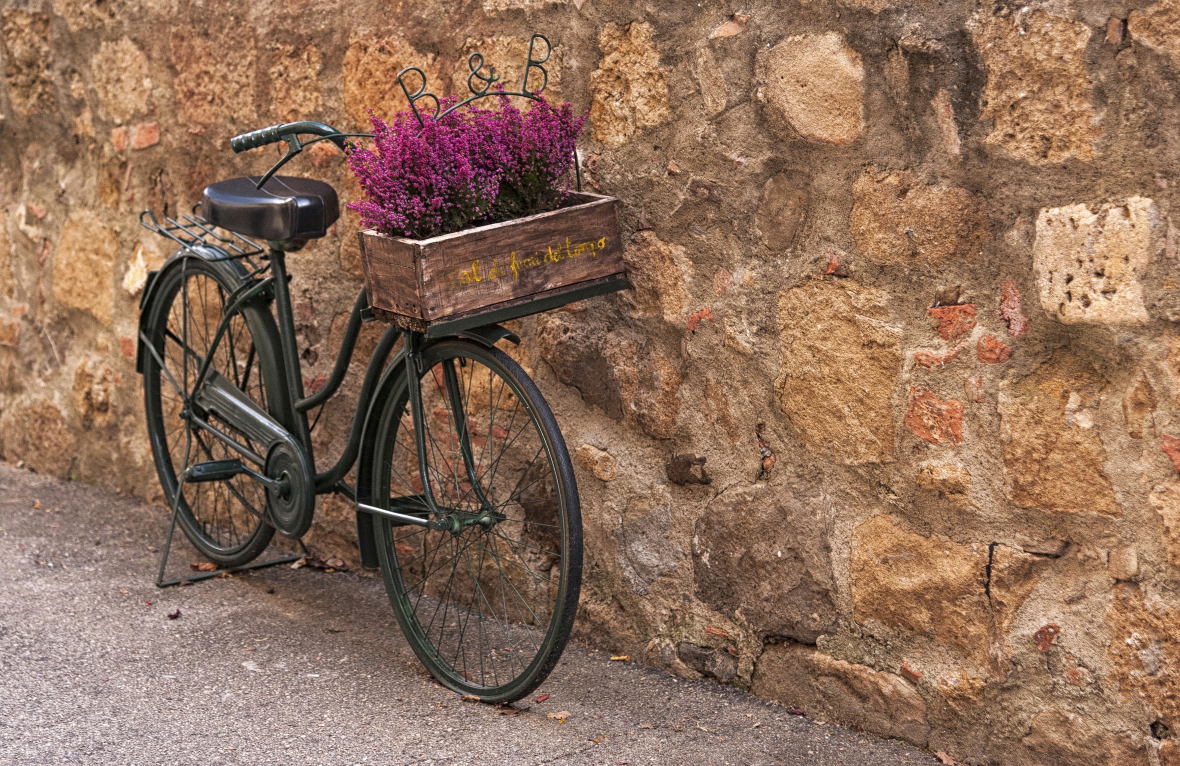 Image of Papermoon Fototapete "ALTSTADT-VINTAGE FAHRRAD XXL"