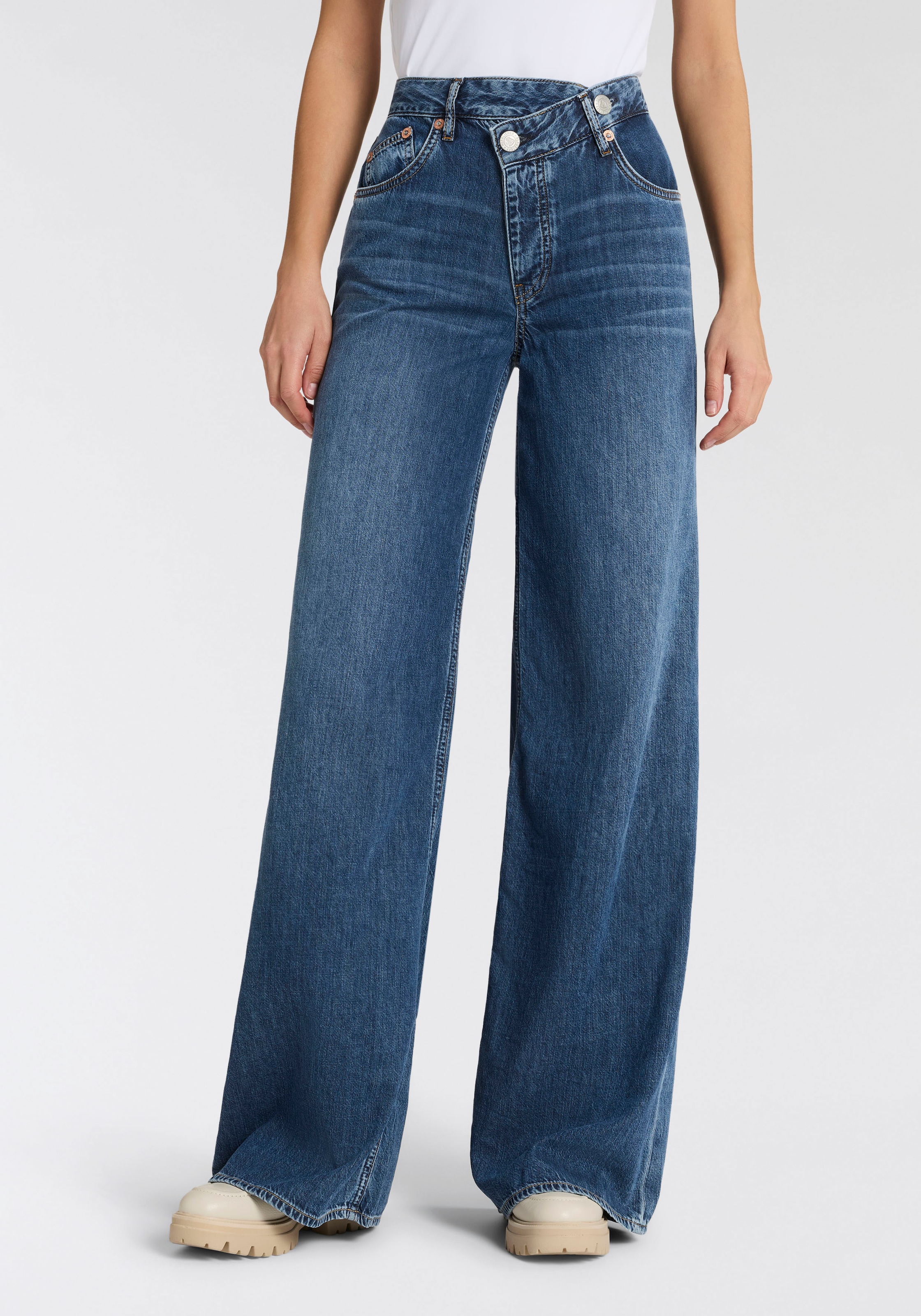 Image of Herrlicher 5-Pocket-Jeans "Mäze Flared Denim Light" mit asymmetrischem Bund