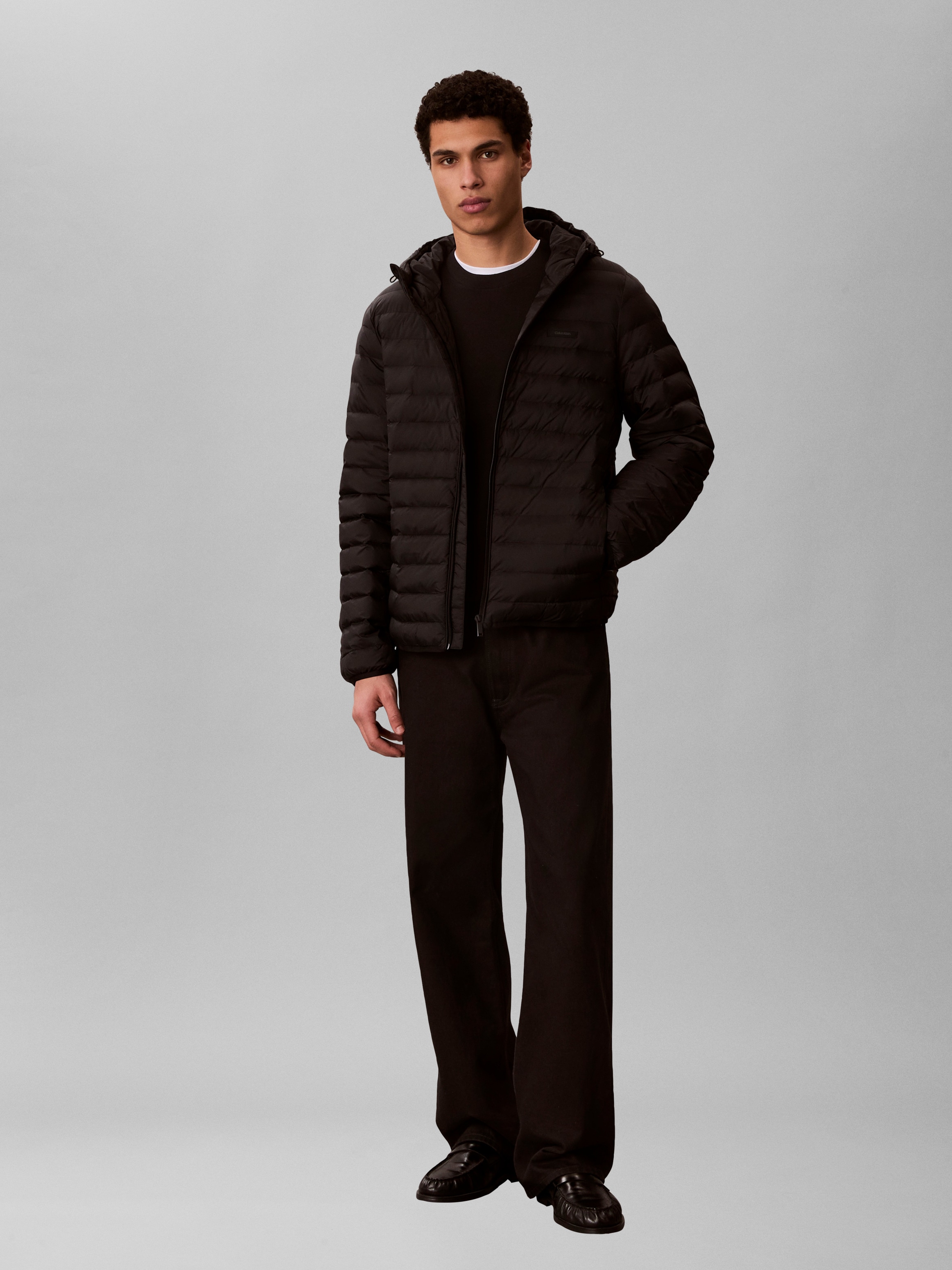 Calvin Klein Veste fonctionnelle »LS HOODED NYLON CHANNELED PUFFER« mit Kapuze Regular fit, mit Rundhalsausschnitt