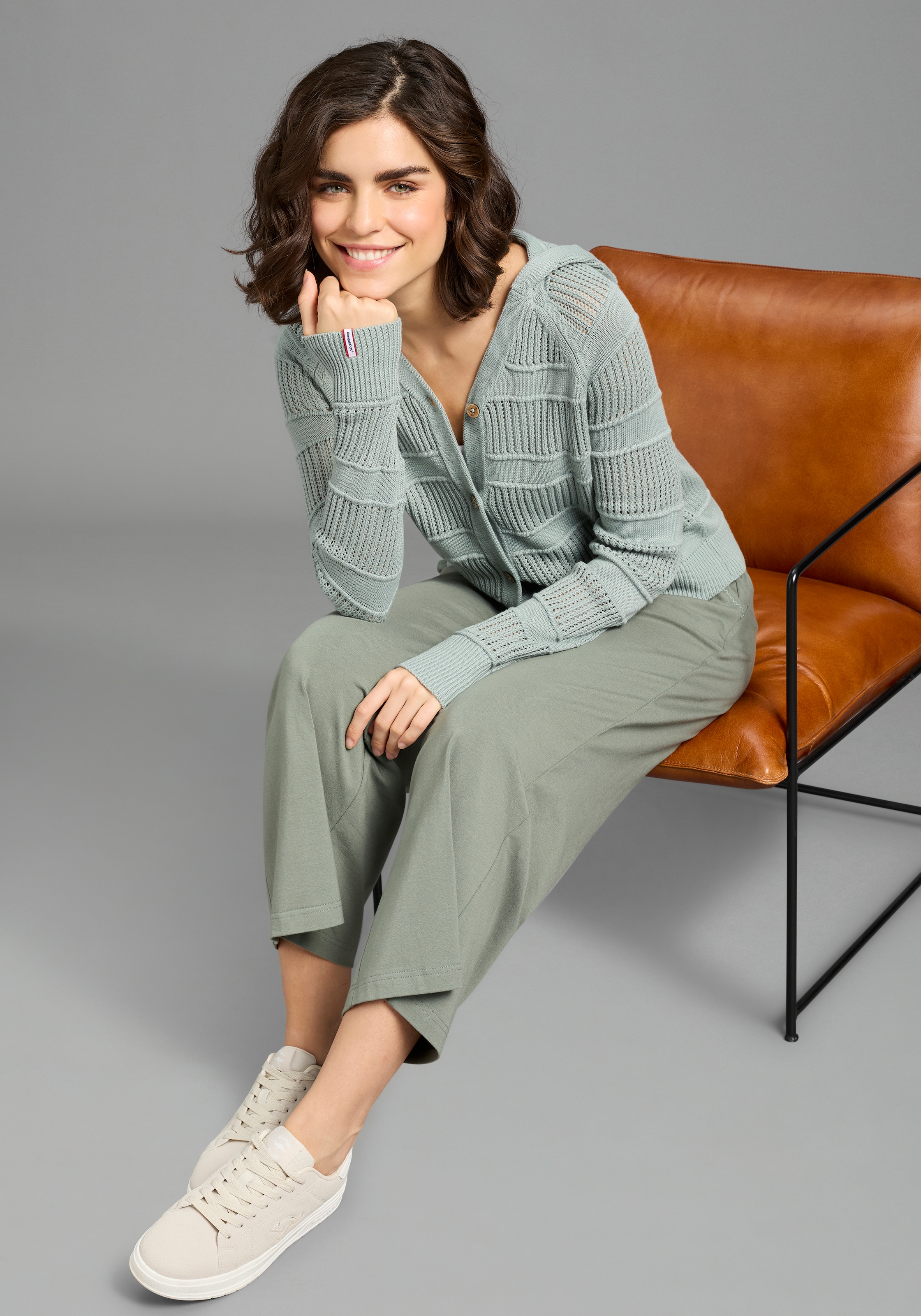 KangaROOS Veste en tricot ajouré mit Kapuze, V-Ausschnitt mit Knopfleiste, aus Feinstrick, Langarm