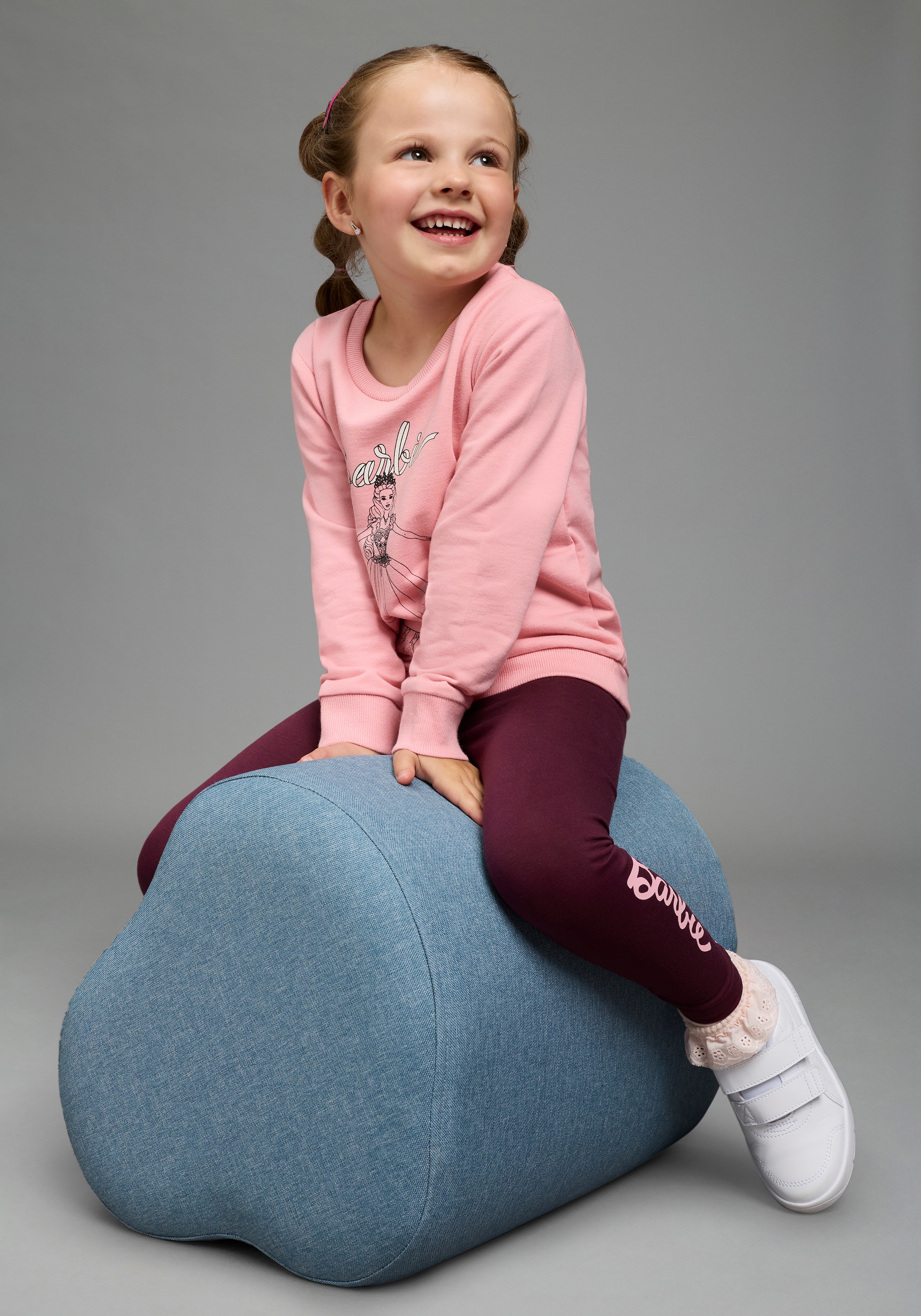 KIDSWORLD Sweatshirt »BARBIE Glitzerdruck Sweatshirt, Mattel«, BARBIE Nussknacker Sweat mit Glitzerprint, langärmlig, Basic-Passform

