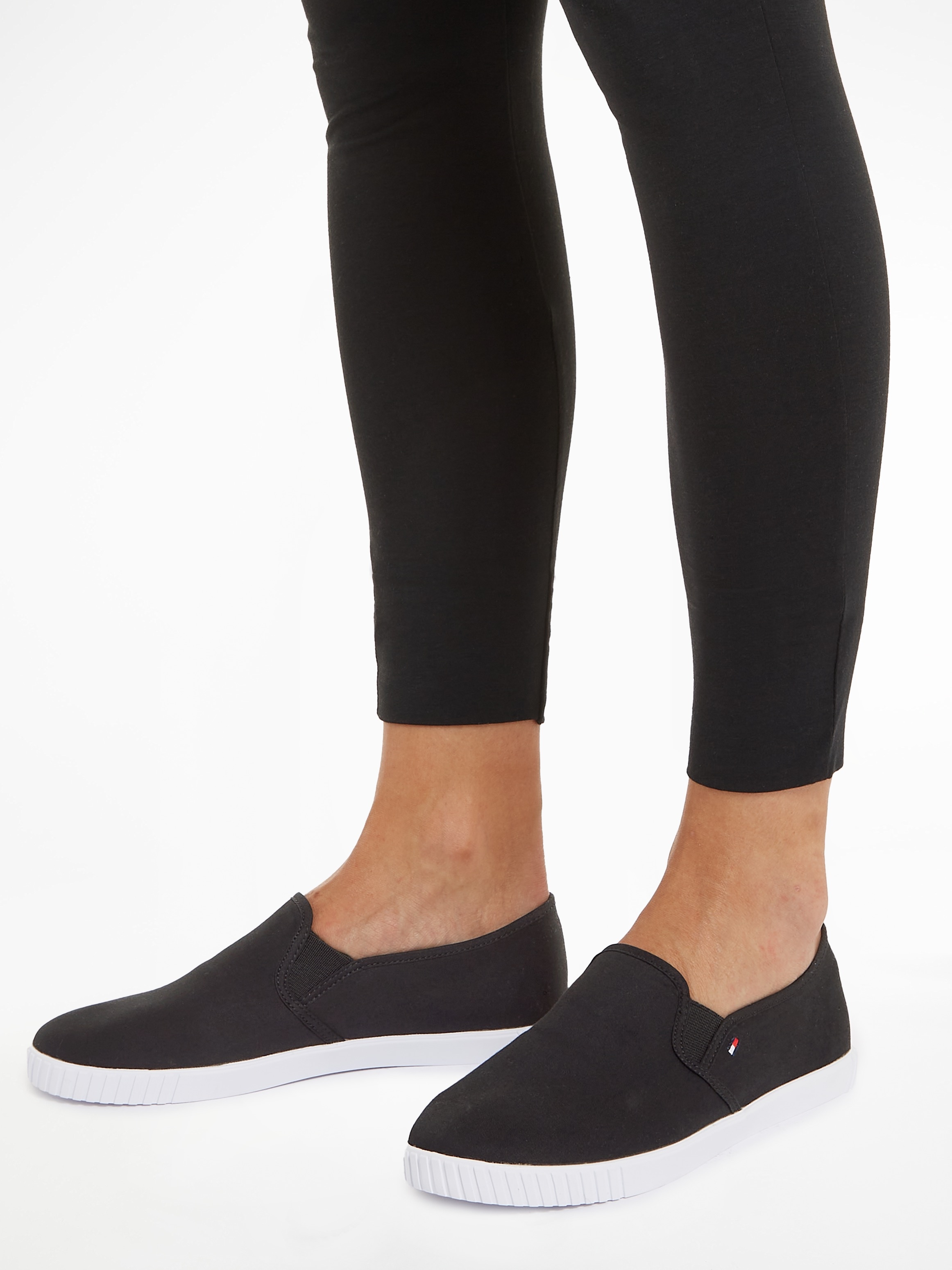 Tommy Hilfiger Slipper »CANVAS SLIP-ON SNEAKER«, Freizeitschuh, Slip On Sneaker, Sommerschuh mit Gummizug, schmale Form