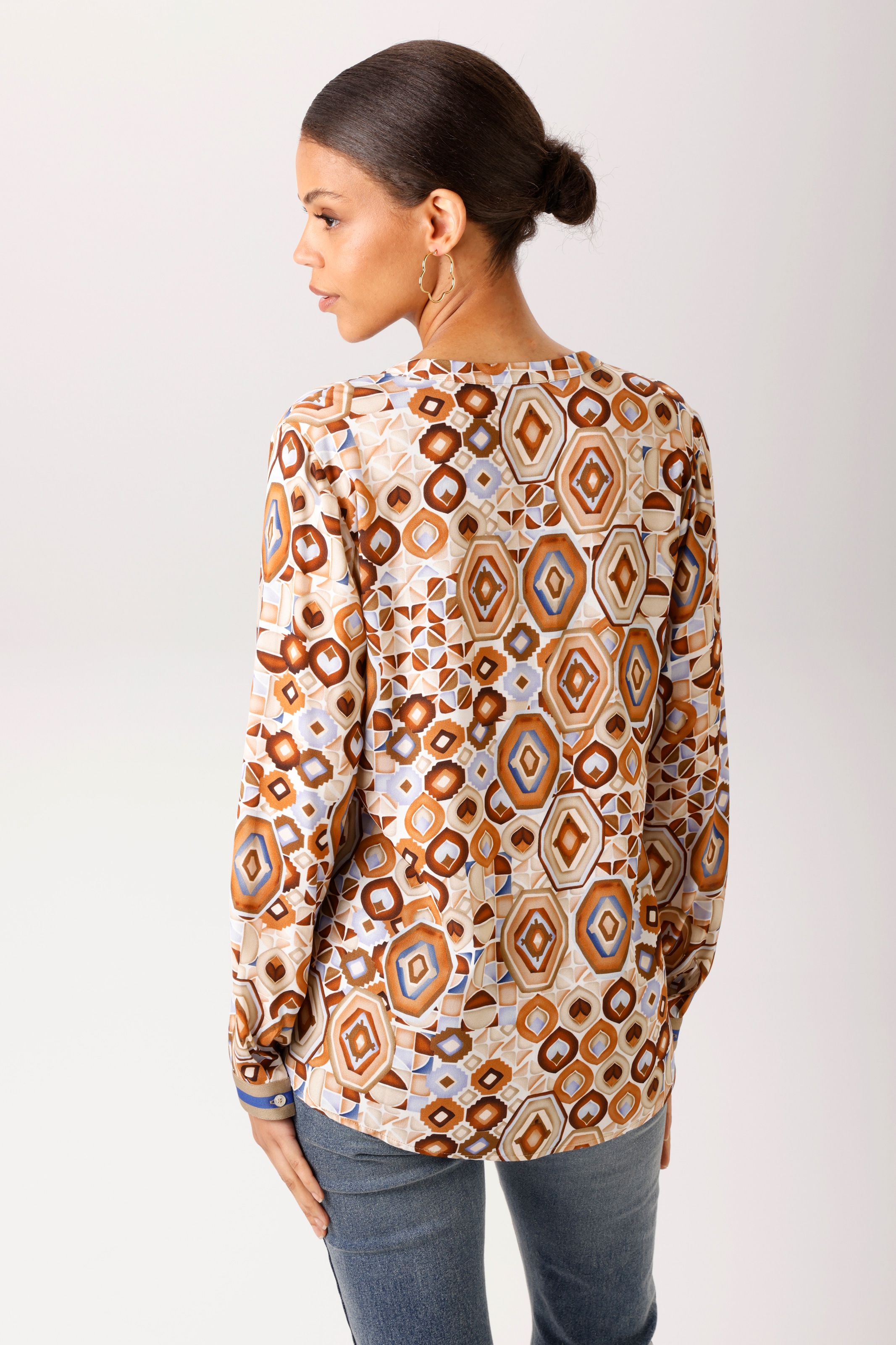 Aniston CASUAL Blouse à enfiler Avec motif rétro aux couleurs harmonieuses - NOUVELLE COLLECTION
