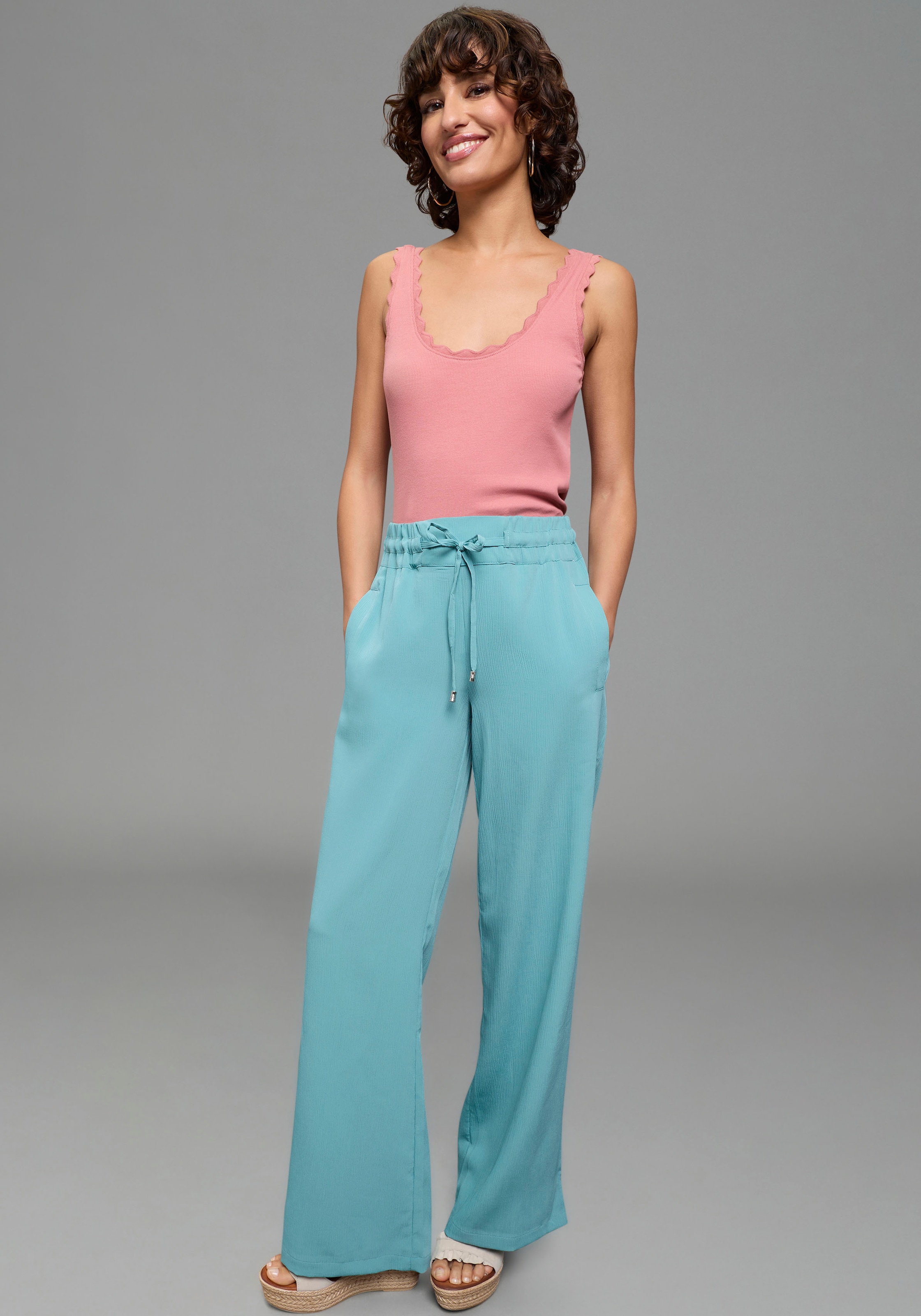 Laura Scott Tanktop tiefer Rundhalsausschnitt und Bogenkante, aus Baumwolle und Elasthan