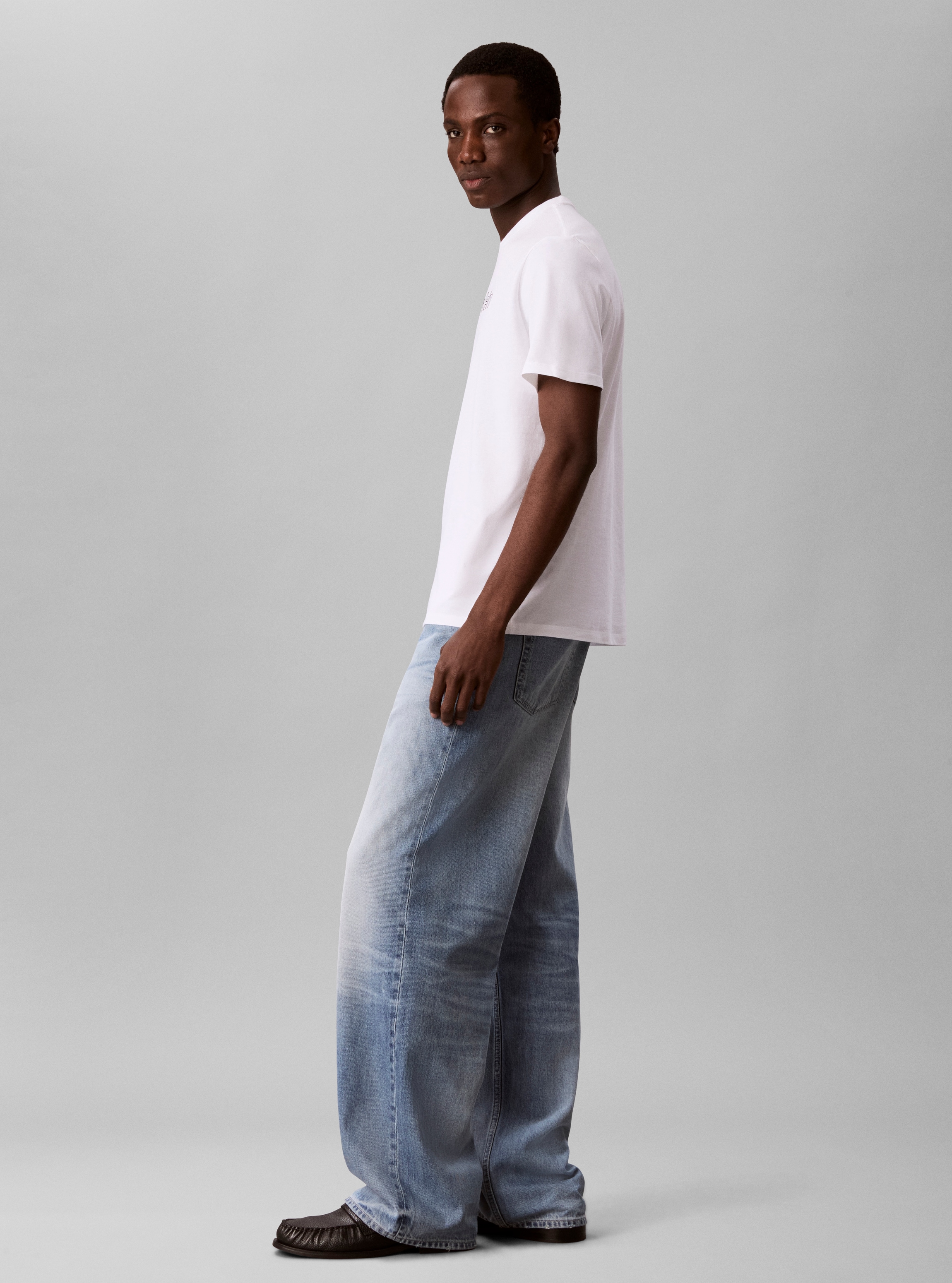 Calvin Klein T-shirt »LOGO GRAPHIC« Coupe régulière avec col rond