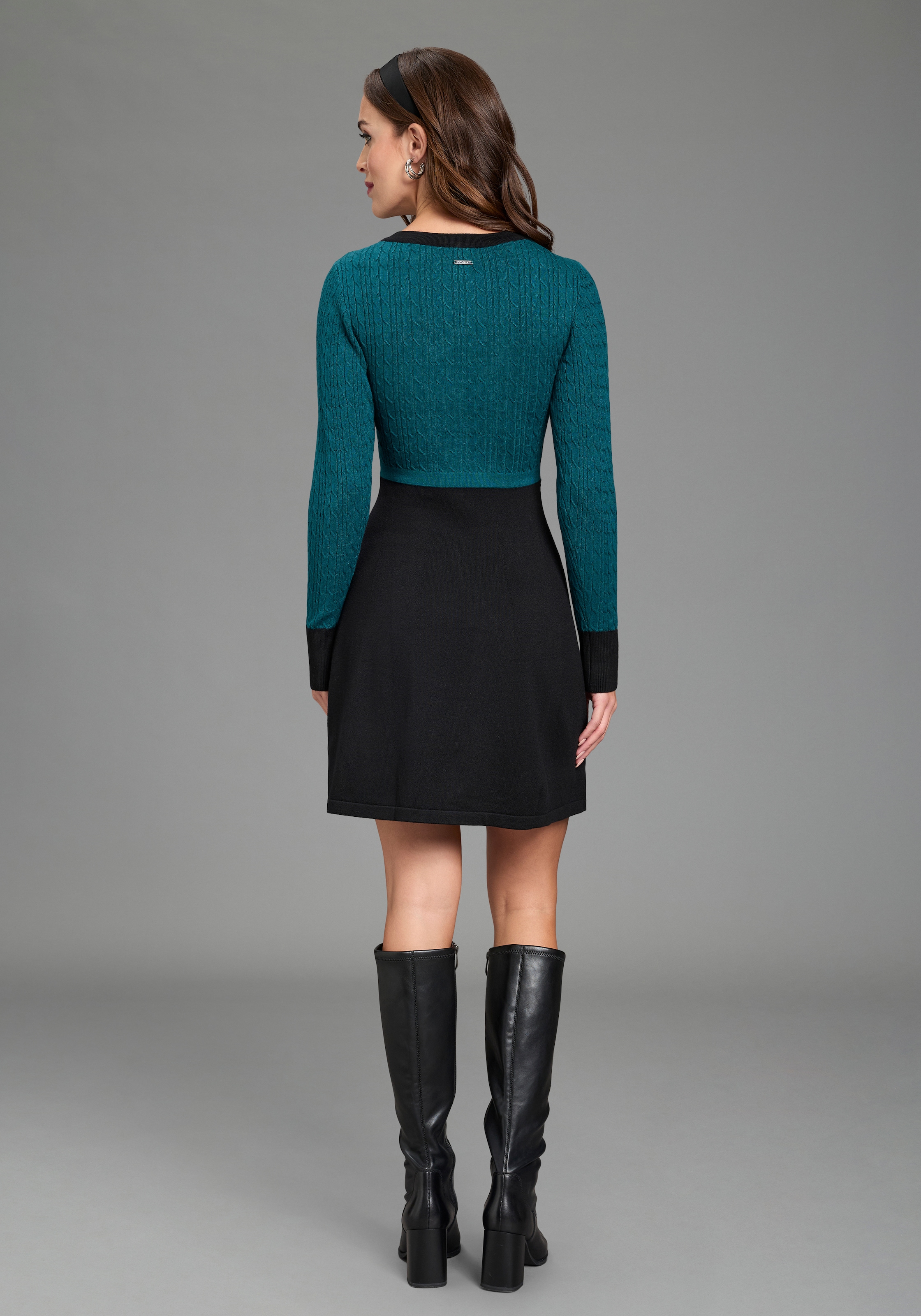 Bruno Banani Strickkleid »mit Zopfstrick-Oberteil« Ohne Taschen und Zierknöpfen, zweifarbiges Design, ausgestellter Rock