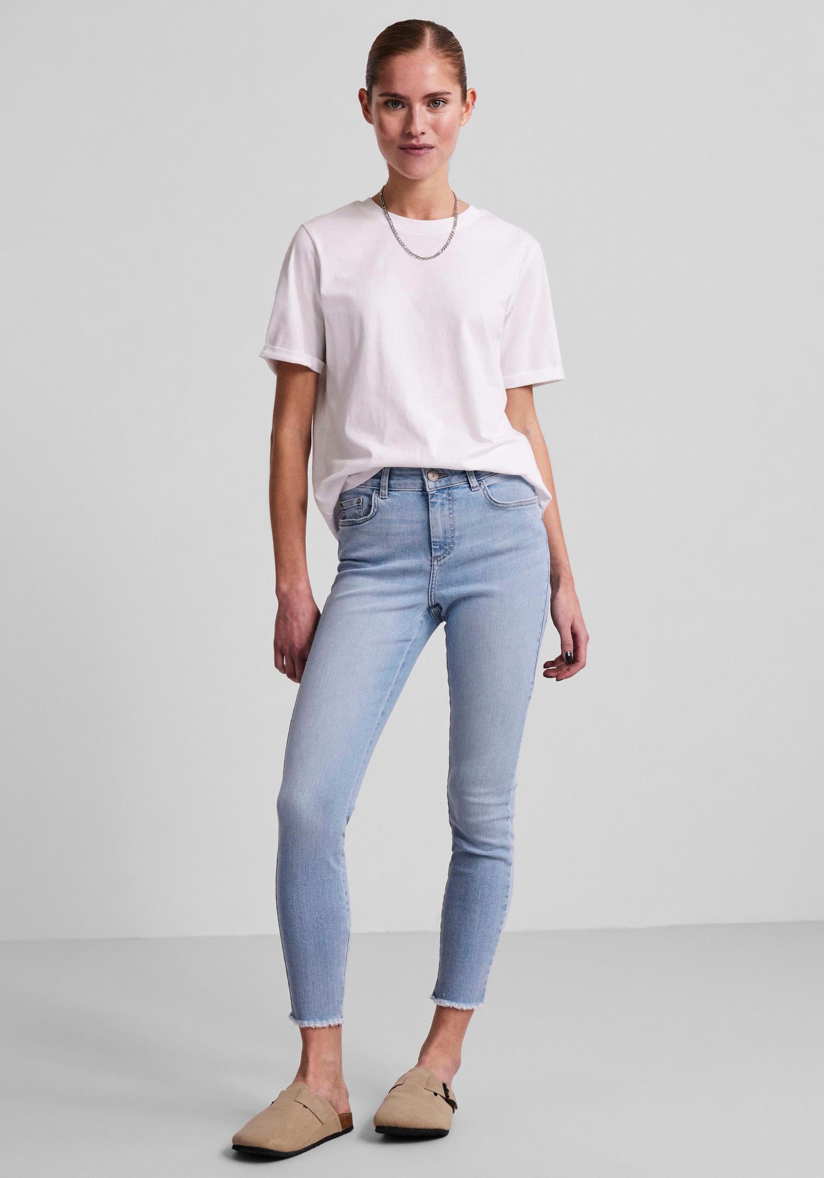 Image of pieces Skinny-fit-Jeans »PCDELLY«, mit trendy Fransensaum bei Ackermann Versand Schweiz