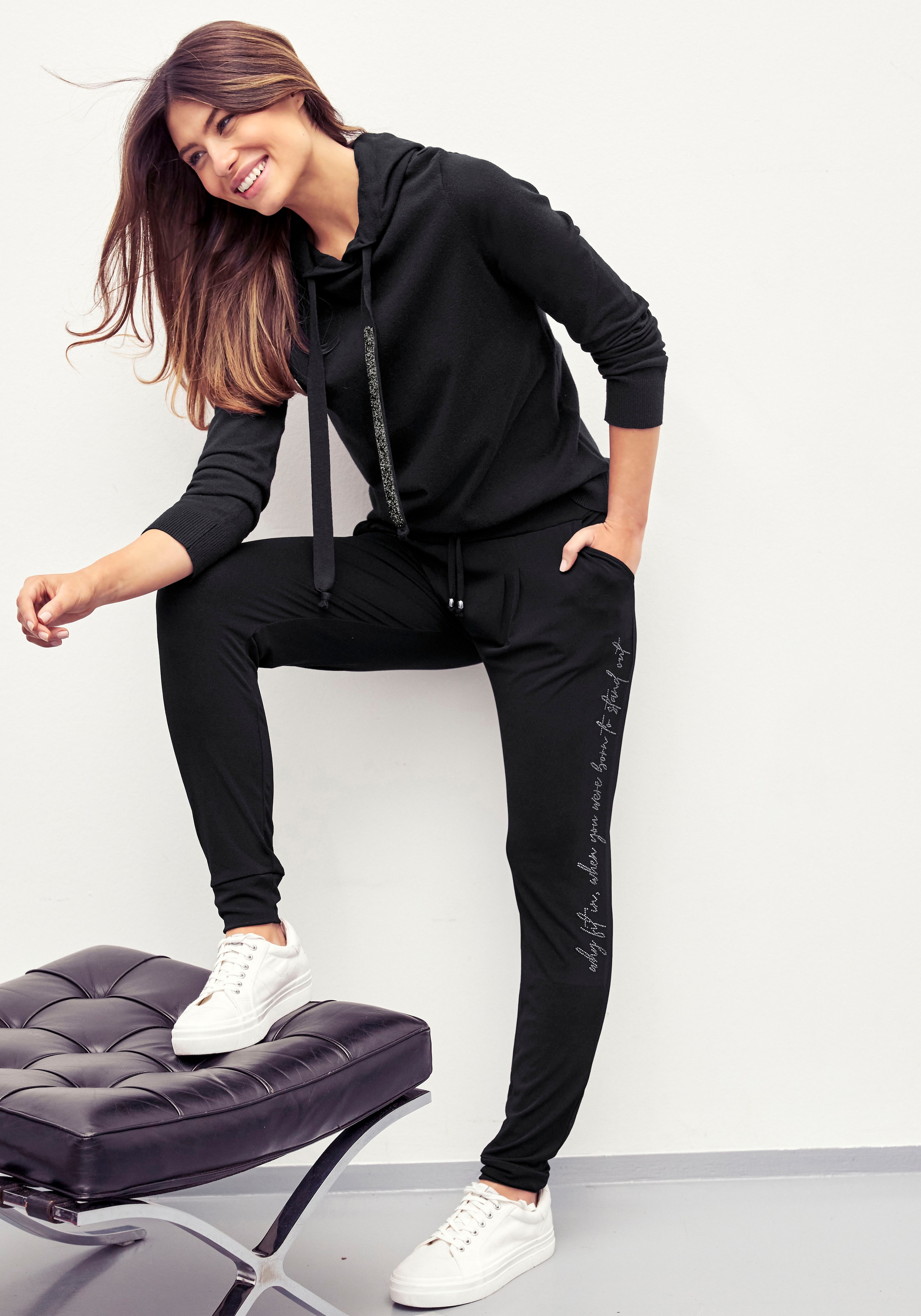 Laura Scott mit Kapuze und glitzernden Bändern