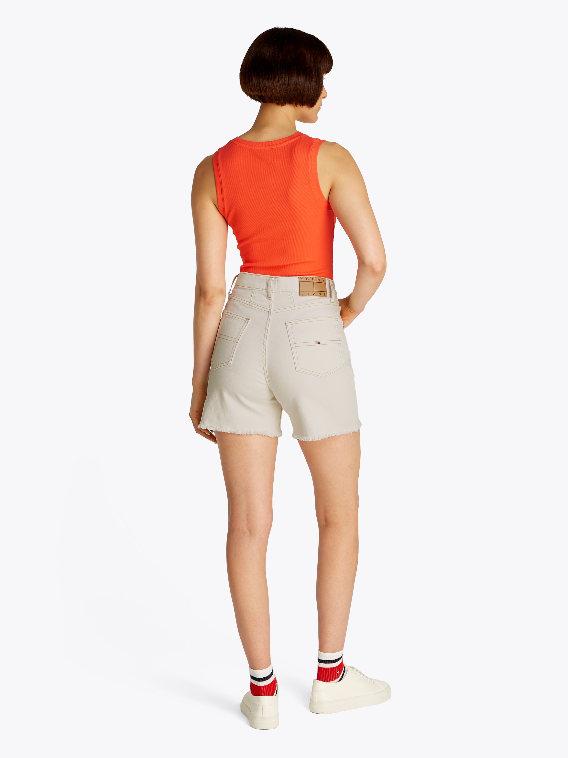 Tommy Jeans Short »MOM SHORT BI8194«  mit Logo-Badge, ausgefranster Kante