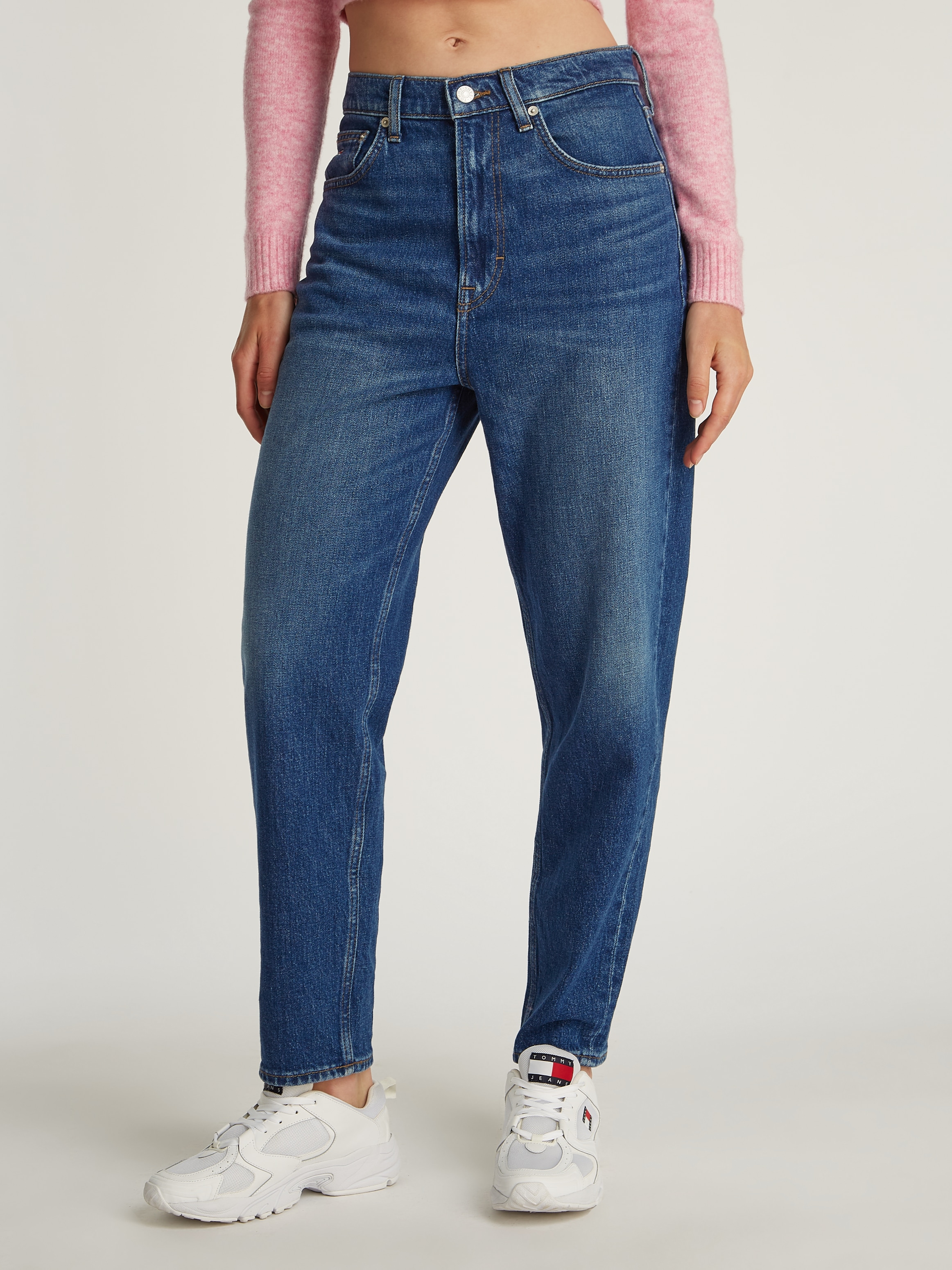 Tommy Jeans Mom-Jeans »Tommy Jeans - High waist - Mom-Jeans«, Mom Jeans mit hoher Taille und Tommy Jeans Logo-Badge