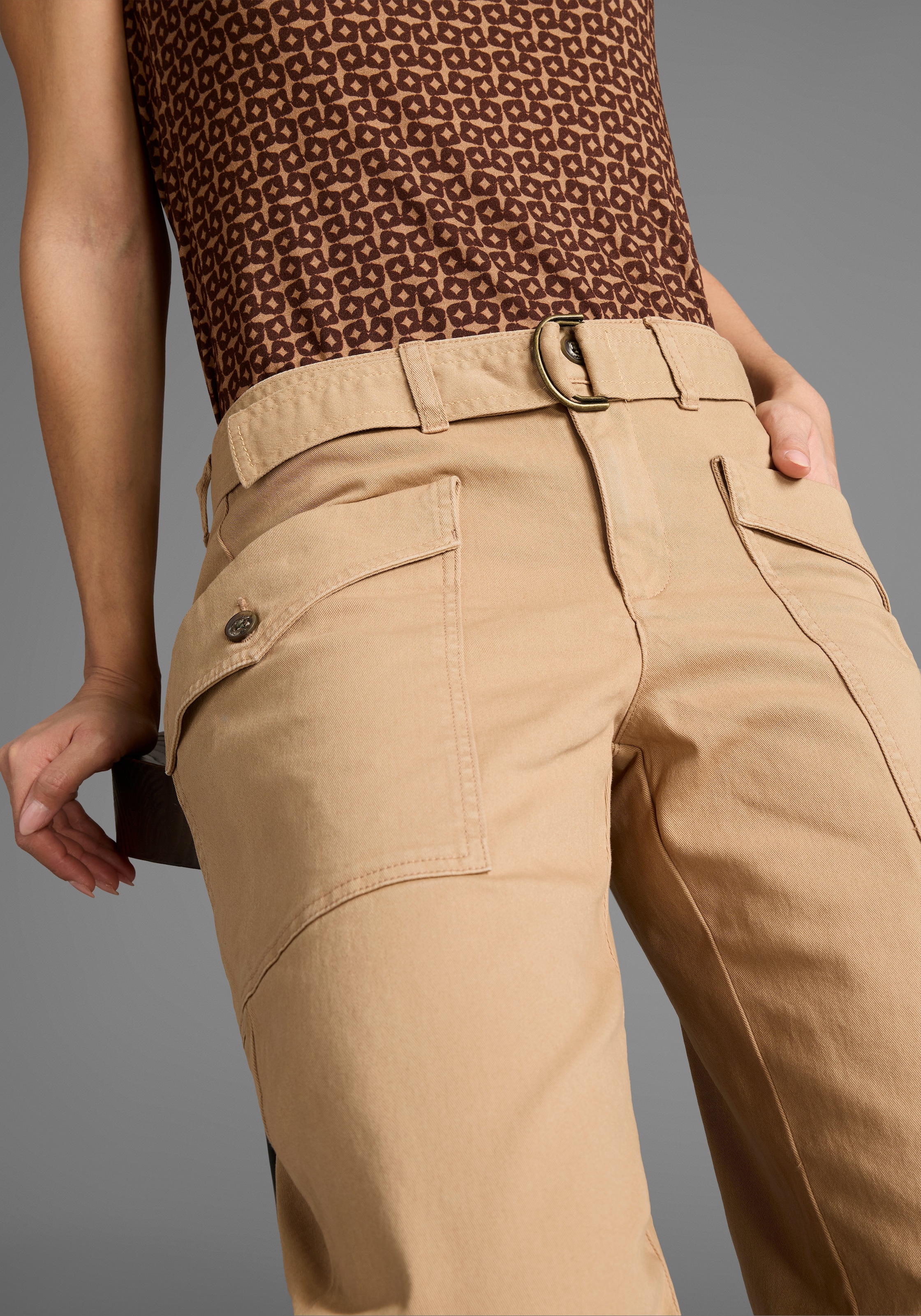 DELMAO Cargohose, (2 tlg., mit abnehmbarem Gürtel), mit modische grossen Eingrifftaschen