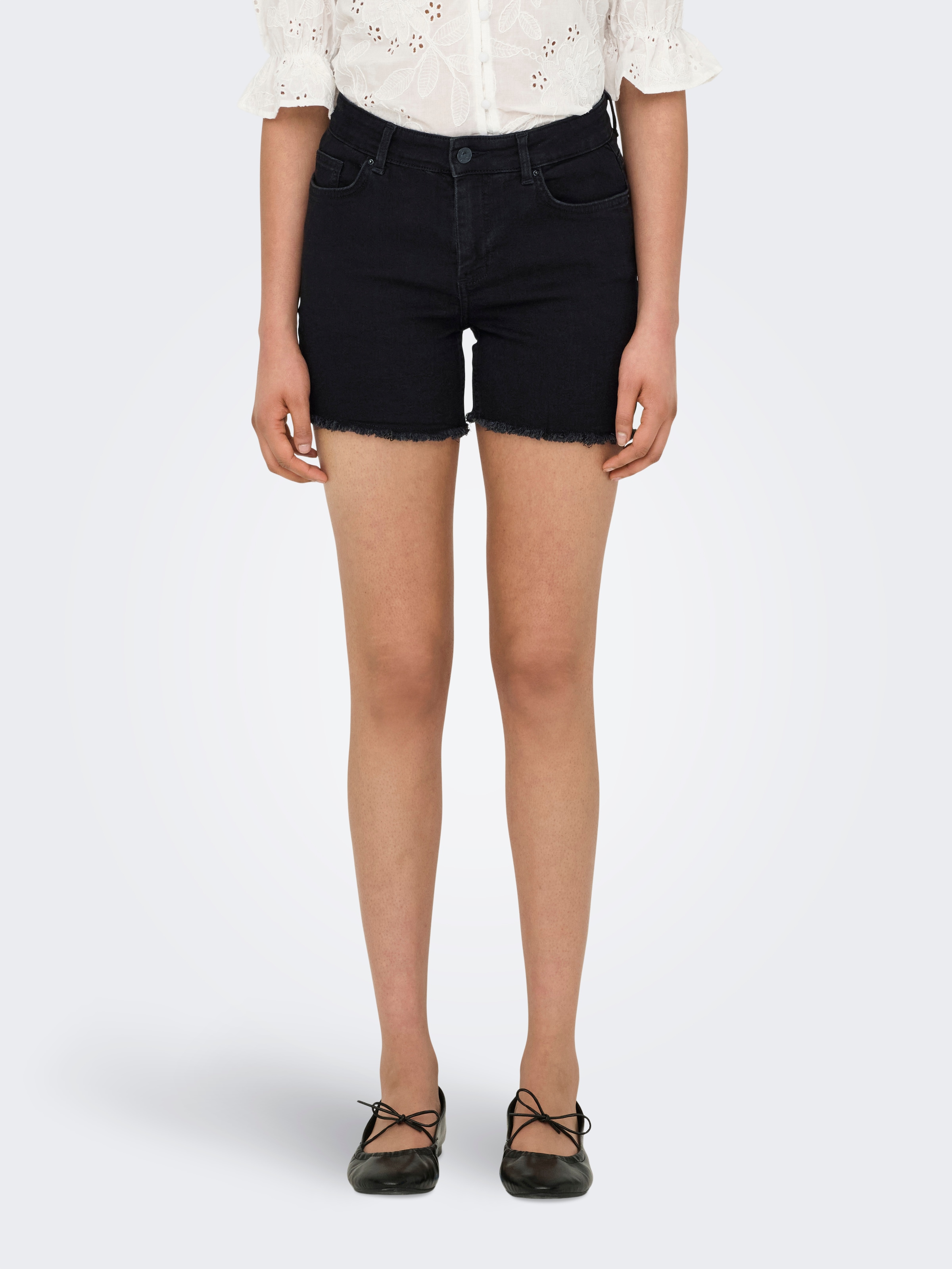 Image of ONLY Jeansshorts "ONLLAURA MID WAIST SHORT RW BOX" mit ausgefranstem Saum