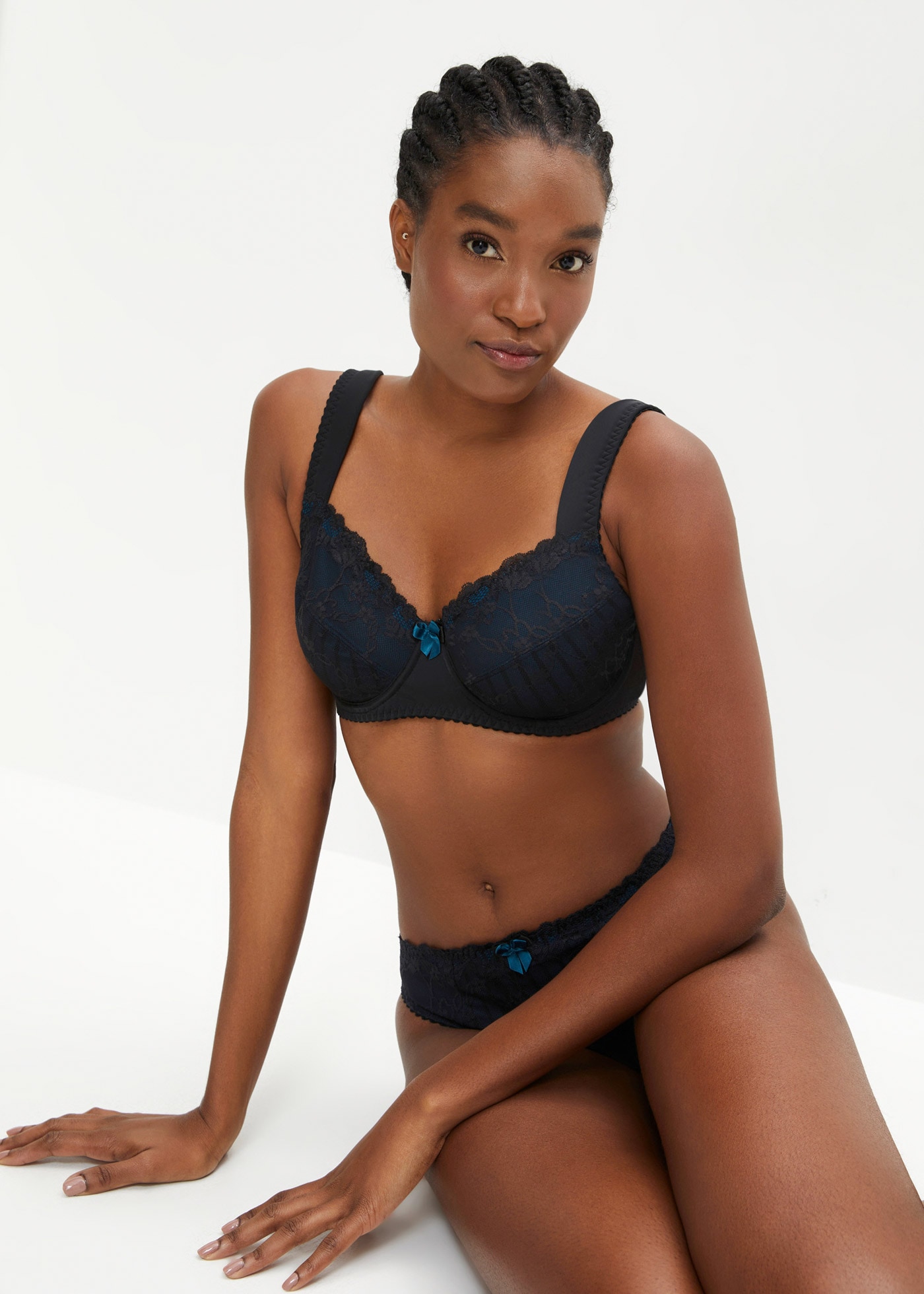 bonprix Soutien-gorge minimisant »Minimizer-BH mit gepolsterten Trägern« matière élastique, bretelles rembourrées, avec dentelle, bicolore